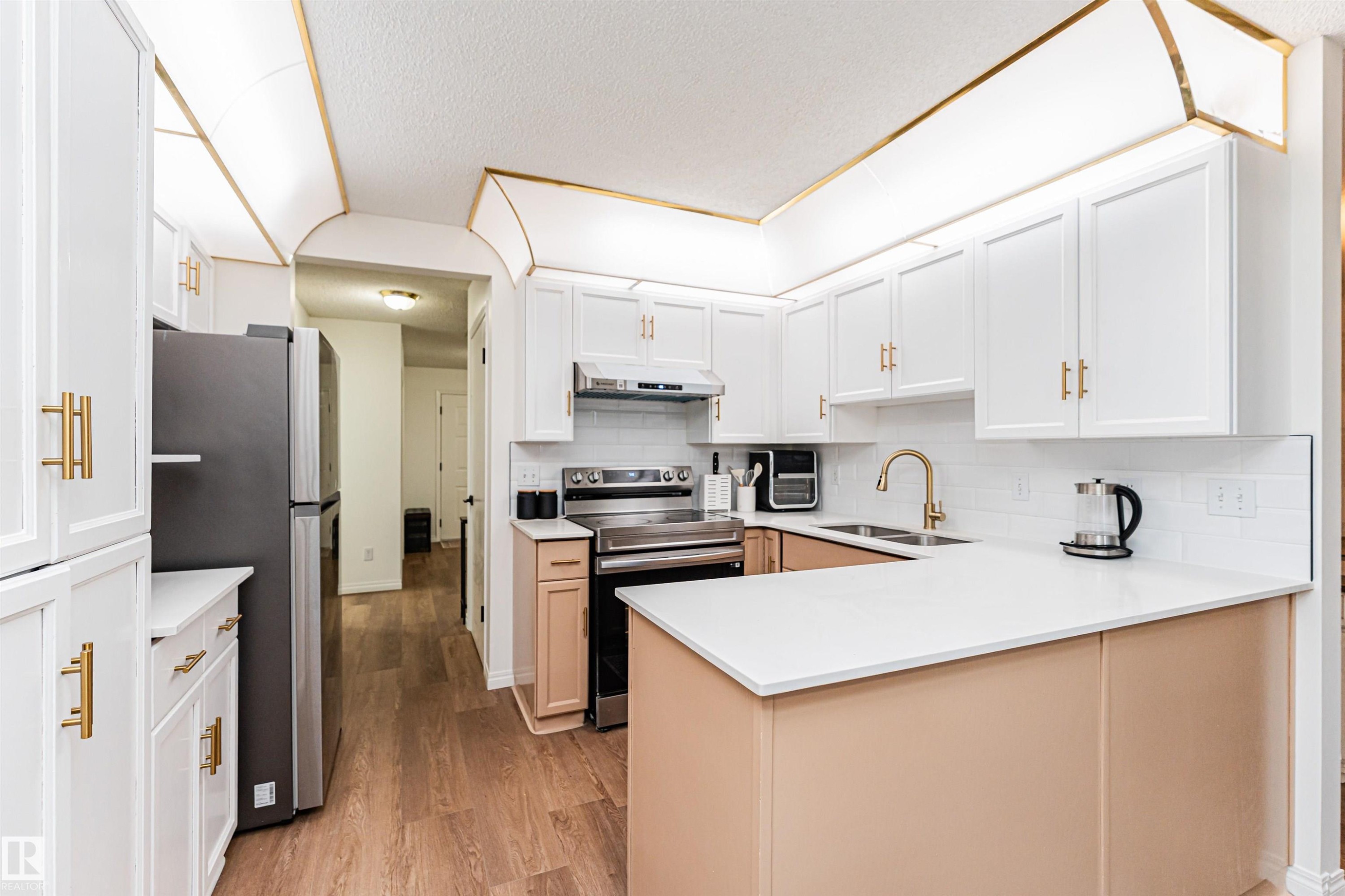 4424 33 Street, Edmonton, AB - Indoor Photo Showing Kitchen With Double Sink