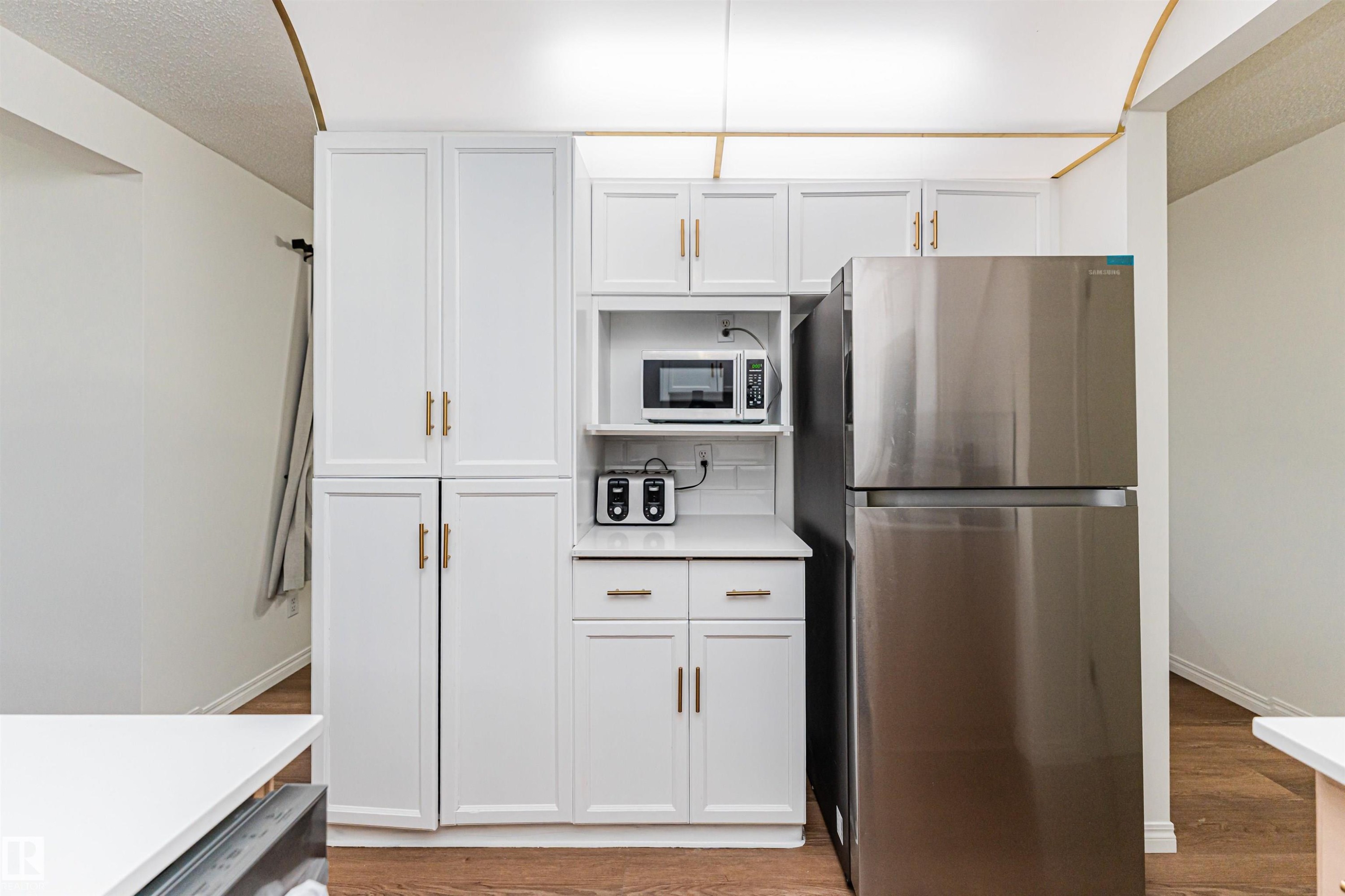 4424 33 Street, Edmonton, AB - Indoor Photo Showing Kitchen