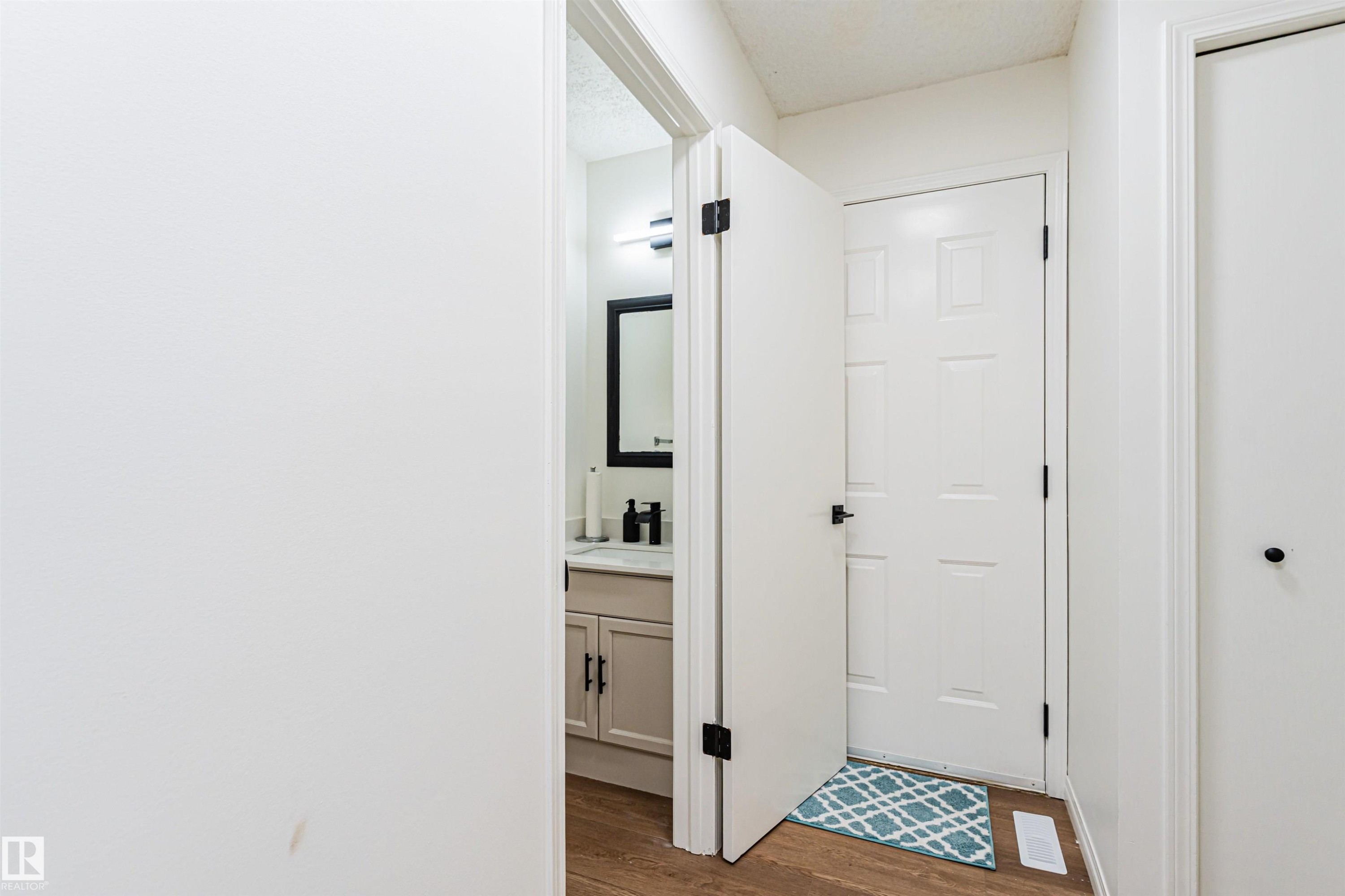 4424 33 Street, Edmonton, AB - Indoor Photo Showing Other Room