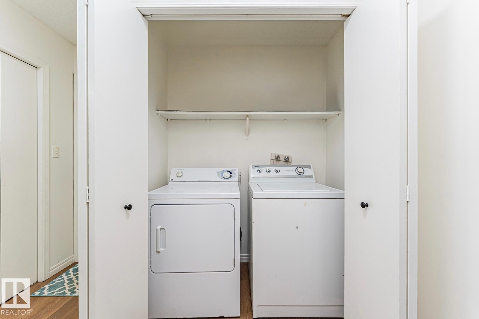 4424 33 Street, Edmonton, AB - Indoor Photo Showing Laundry Room