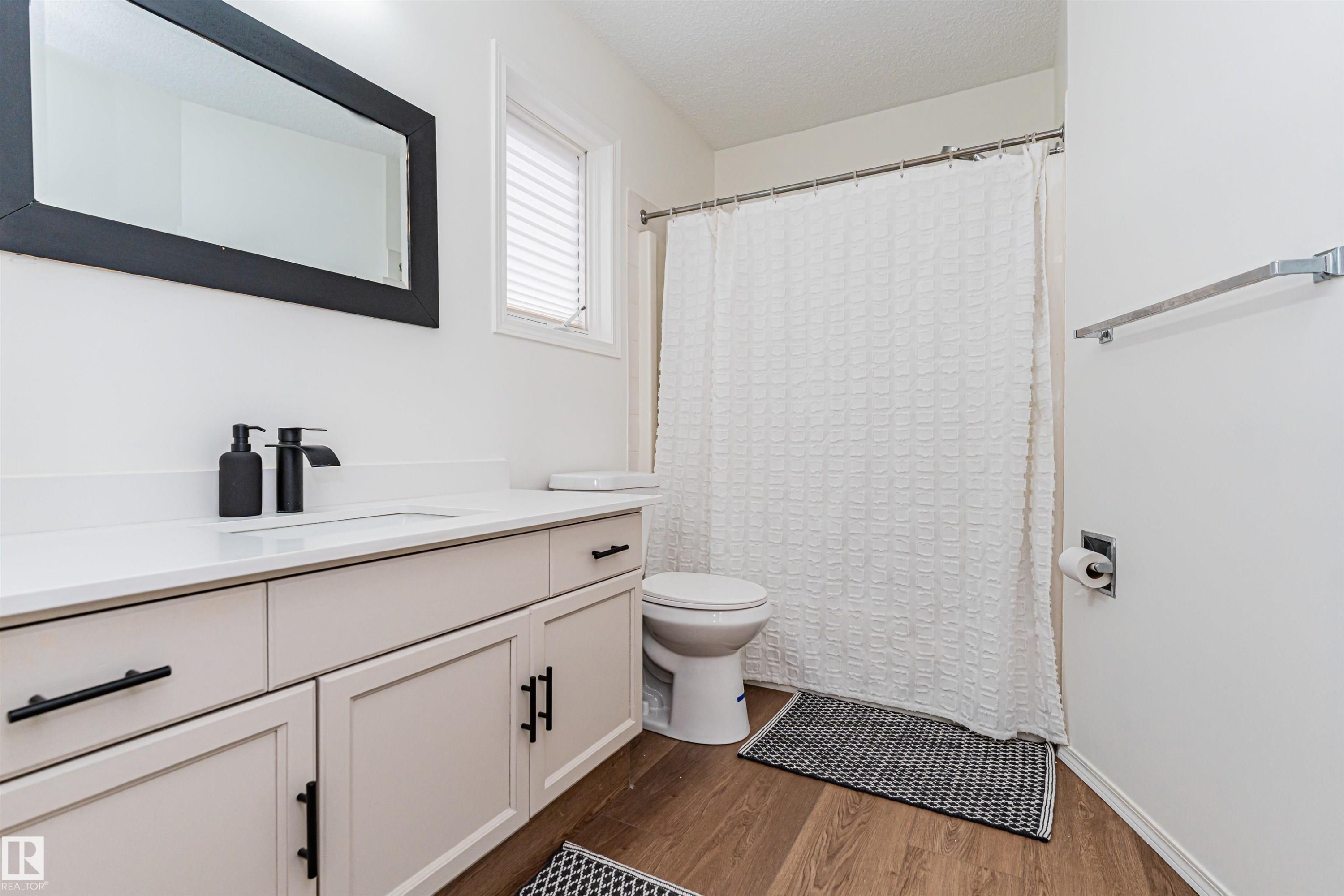 4424 33 Street, Edmonton, AB - Indoor Photo Showing Bathroom
