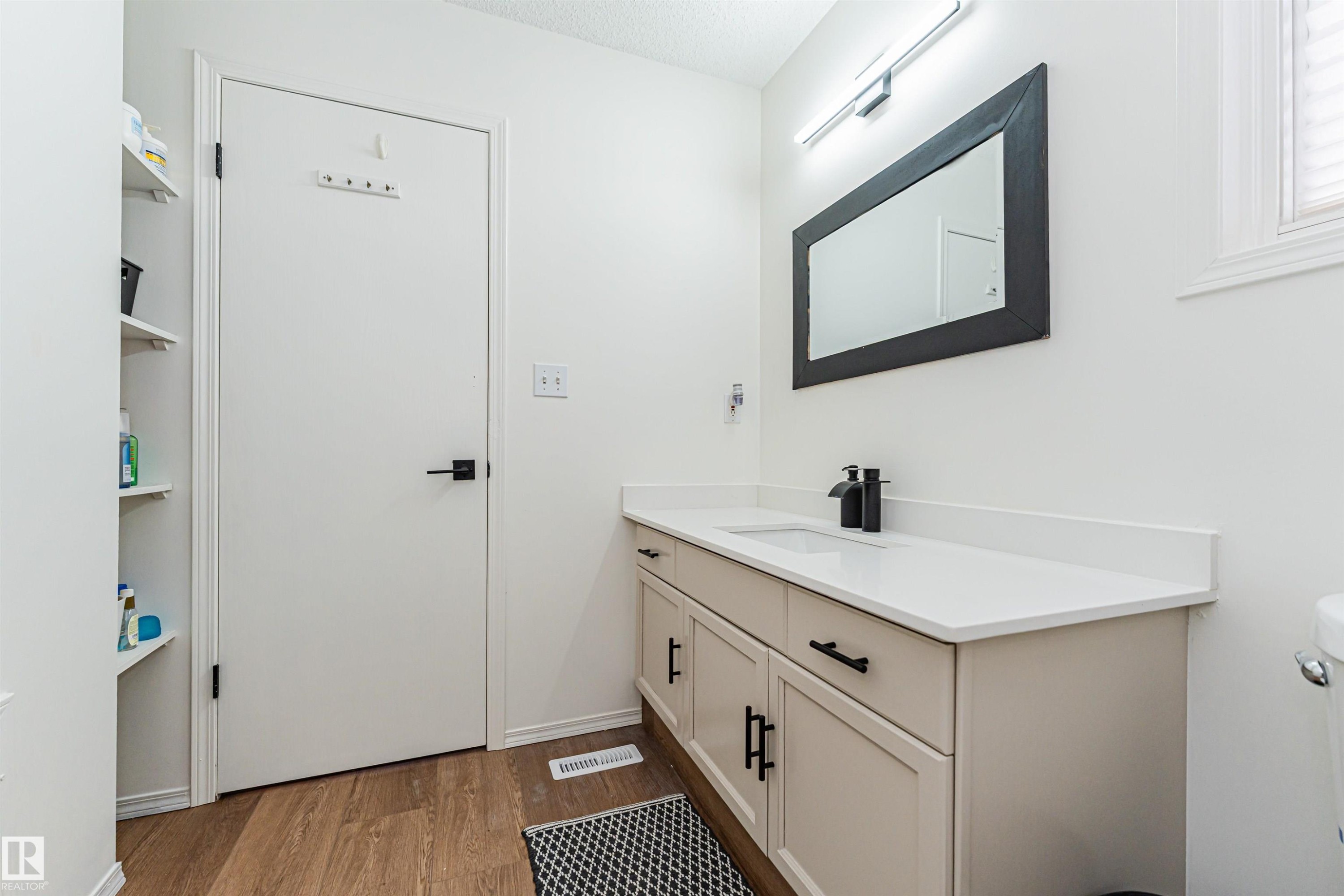 4424 33 Street, Edmonton, AB - Indoor