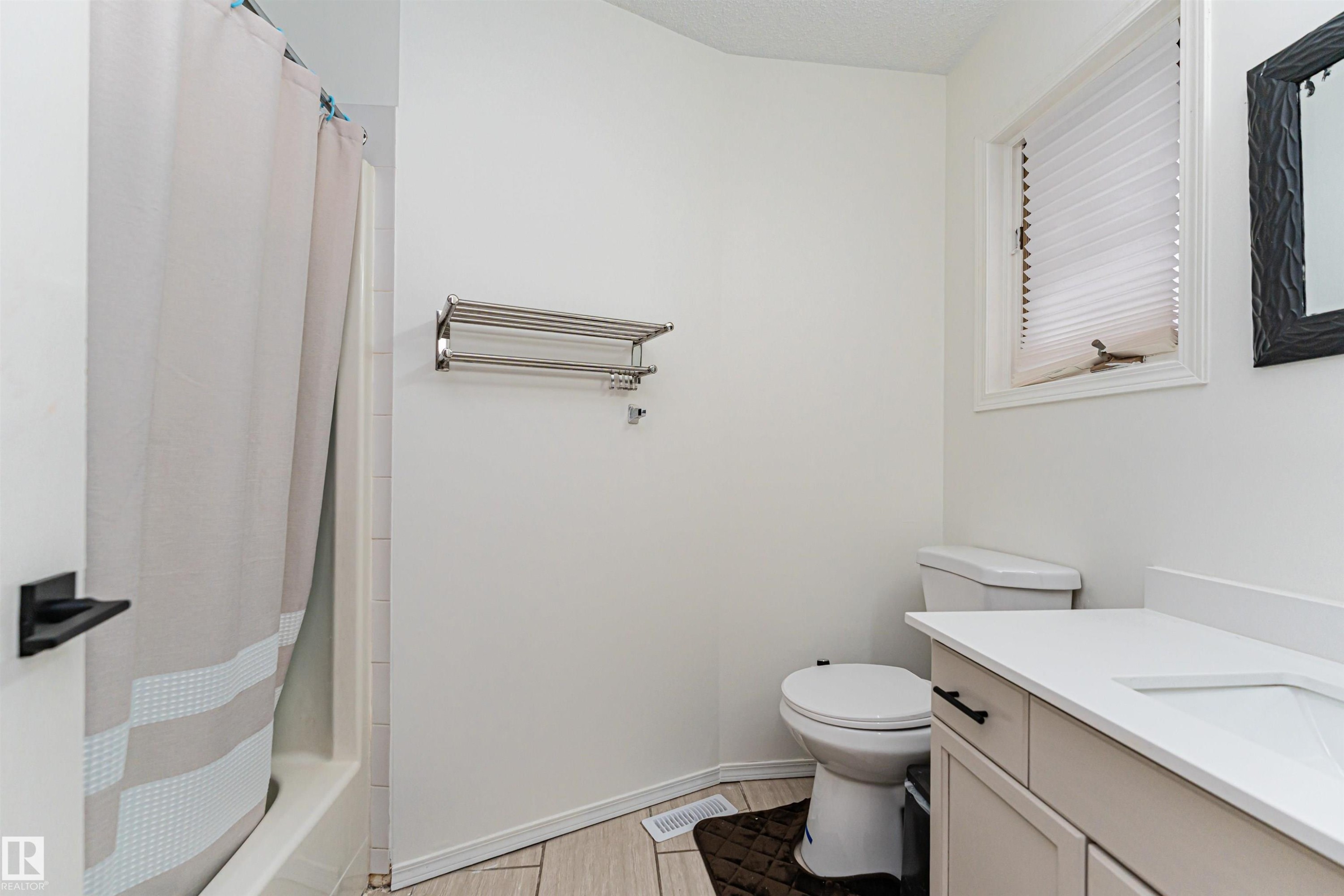 4424 33 Street, Edmonton, AB - Indoor Photo Showing Bathroom