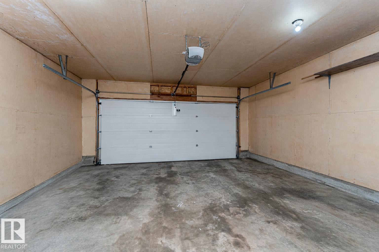 4424 33 Street, Edmonton, AB - Indoor Photo Showing Garage