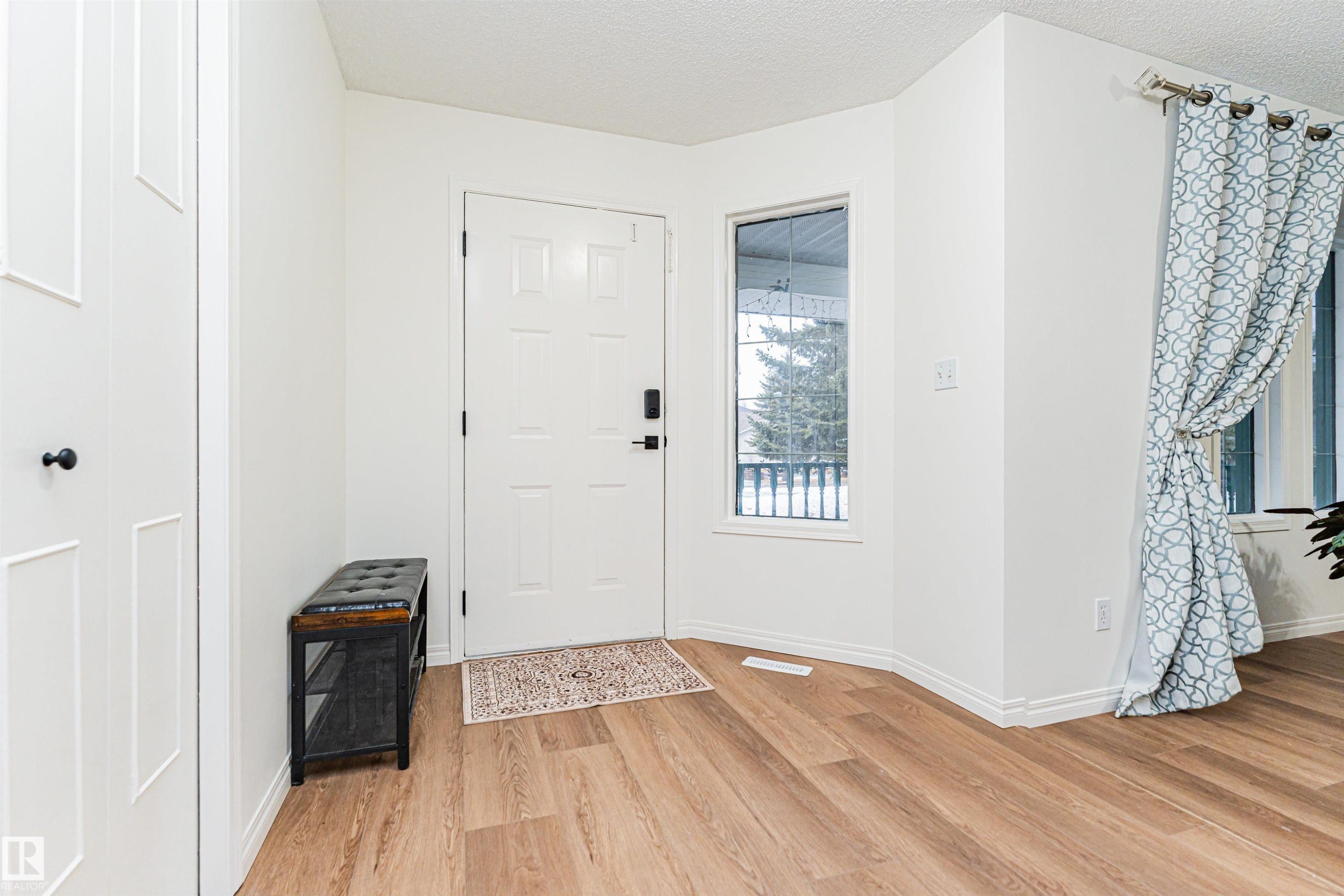4424 33 Street, Edmonton, AB - Indoor Photo Showing Other Room