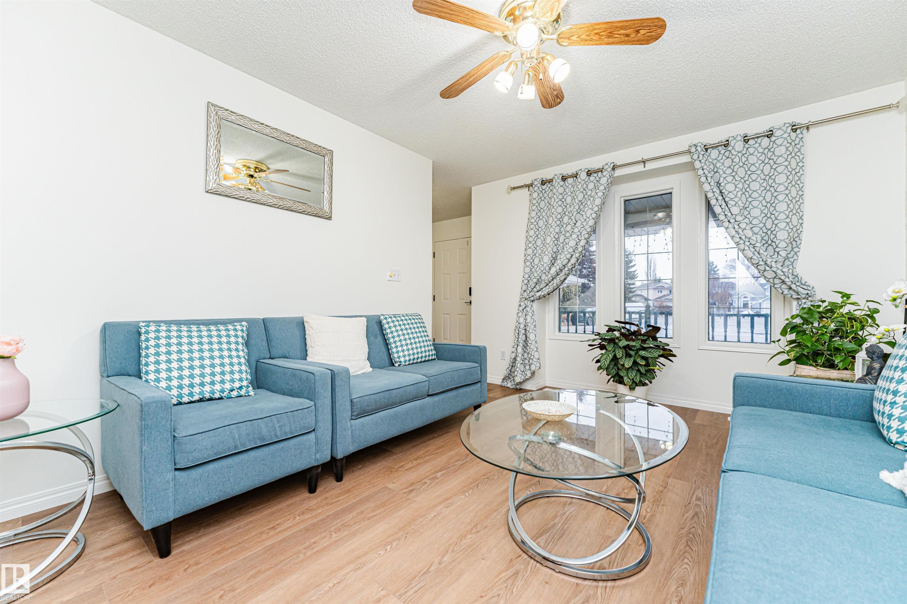 4424 33 Street, Edmonton, AB - Indoor Photo Showing Living Room
