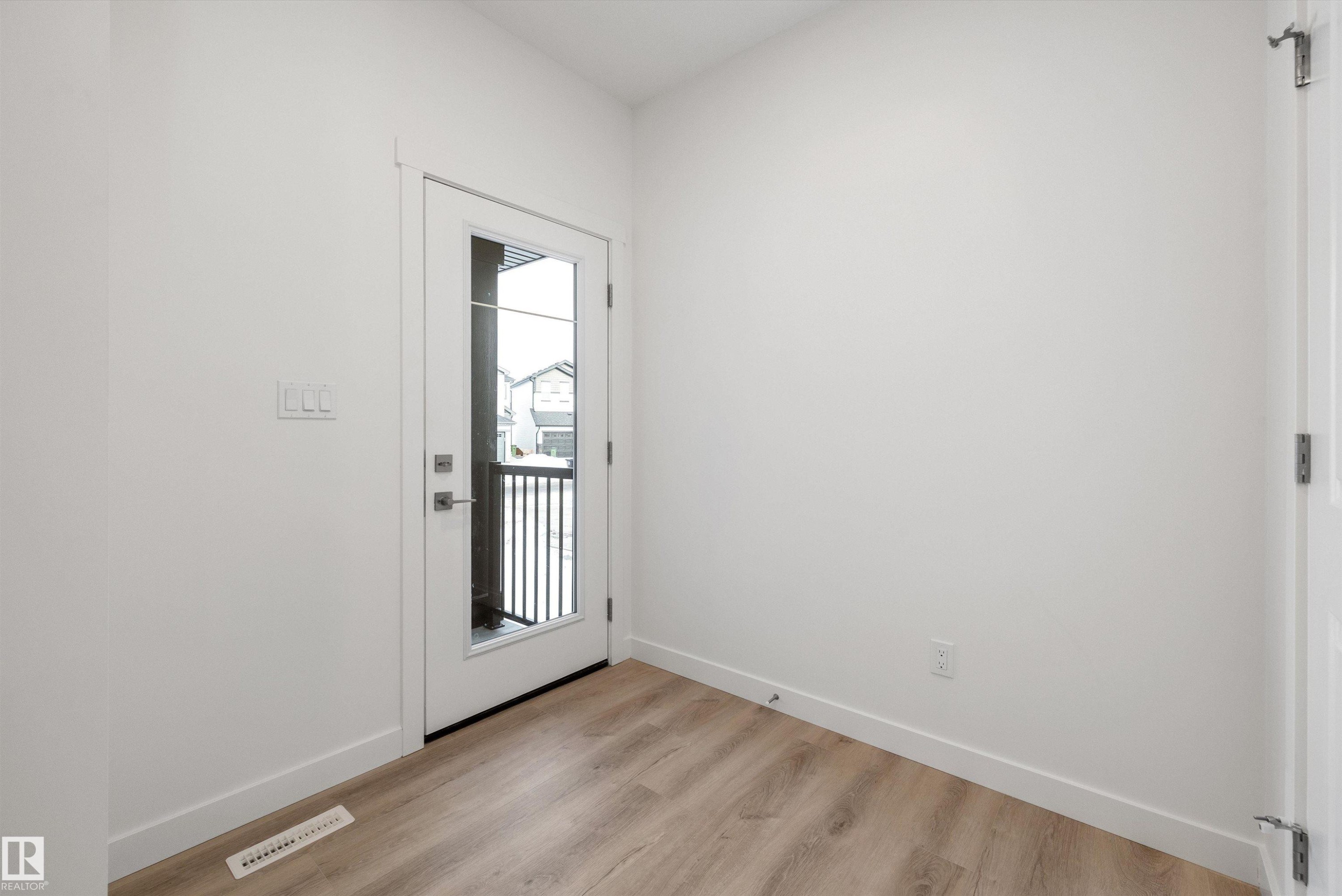 1315 11 Avenue, Edmonton, AB - Indoor Photo Showing Other Room