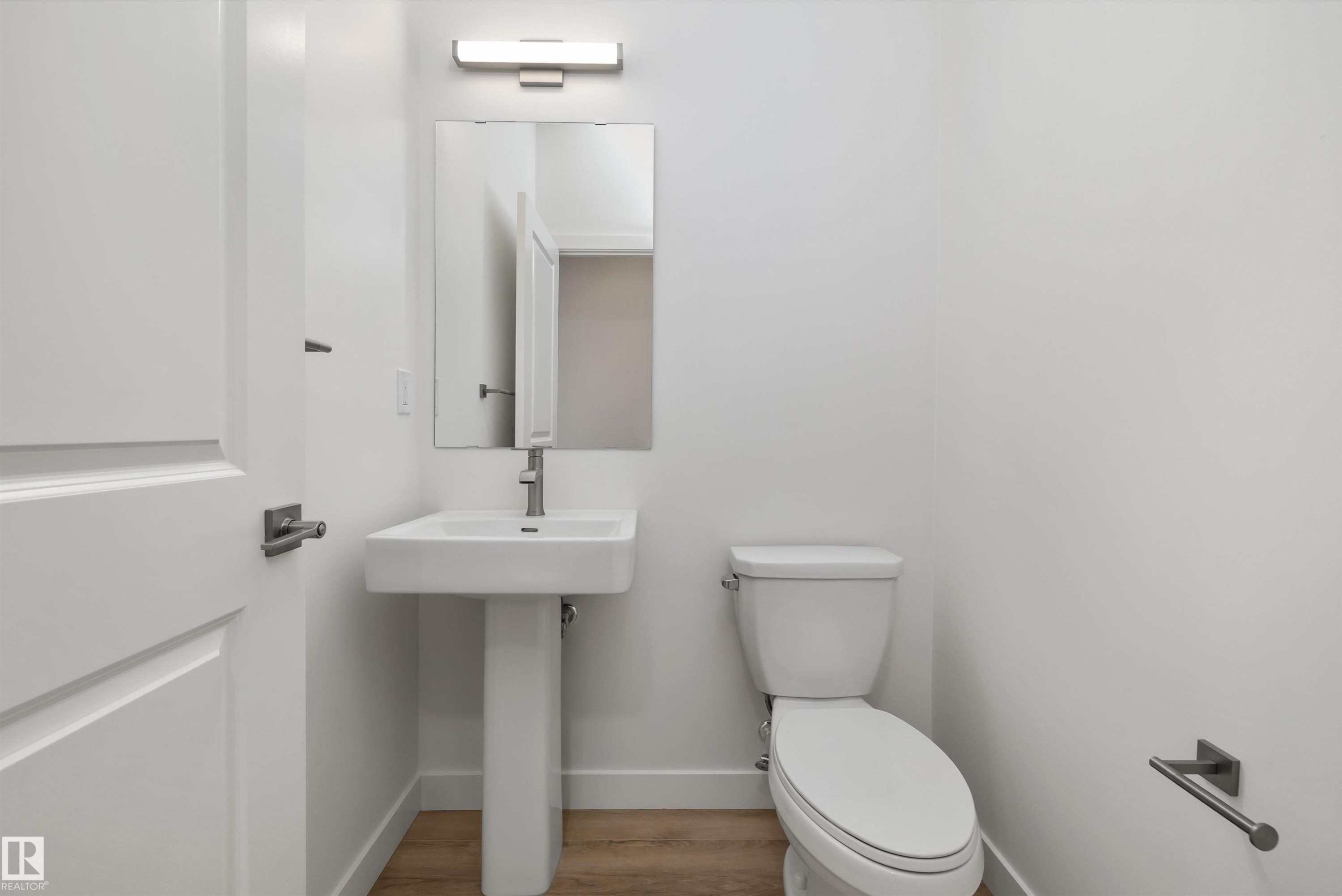 1315 11 Avenue, Edmonton, AB - Indoor Photo Showing Bathroom