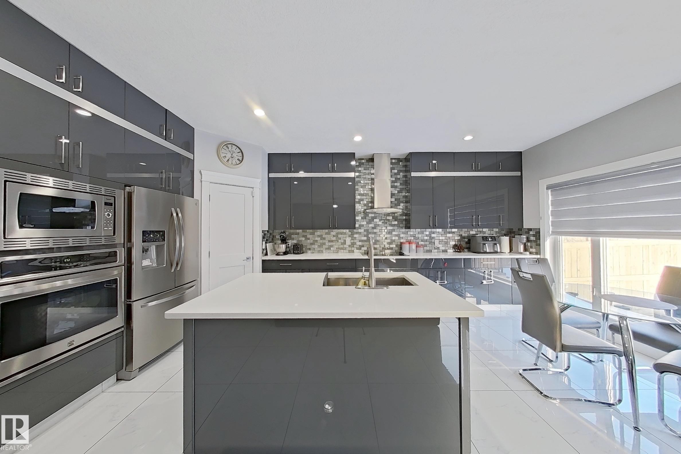 3107 13 Avenue, Edmonton, AB - Indoor Photo Showing Kitchen With Upgraded Kitchen