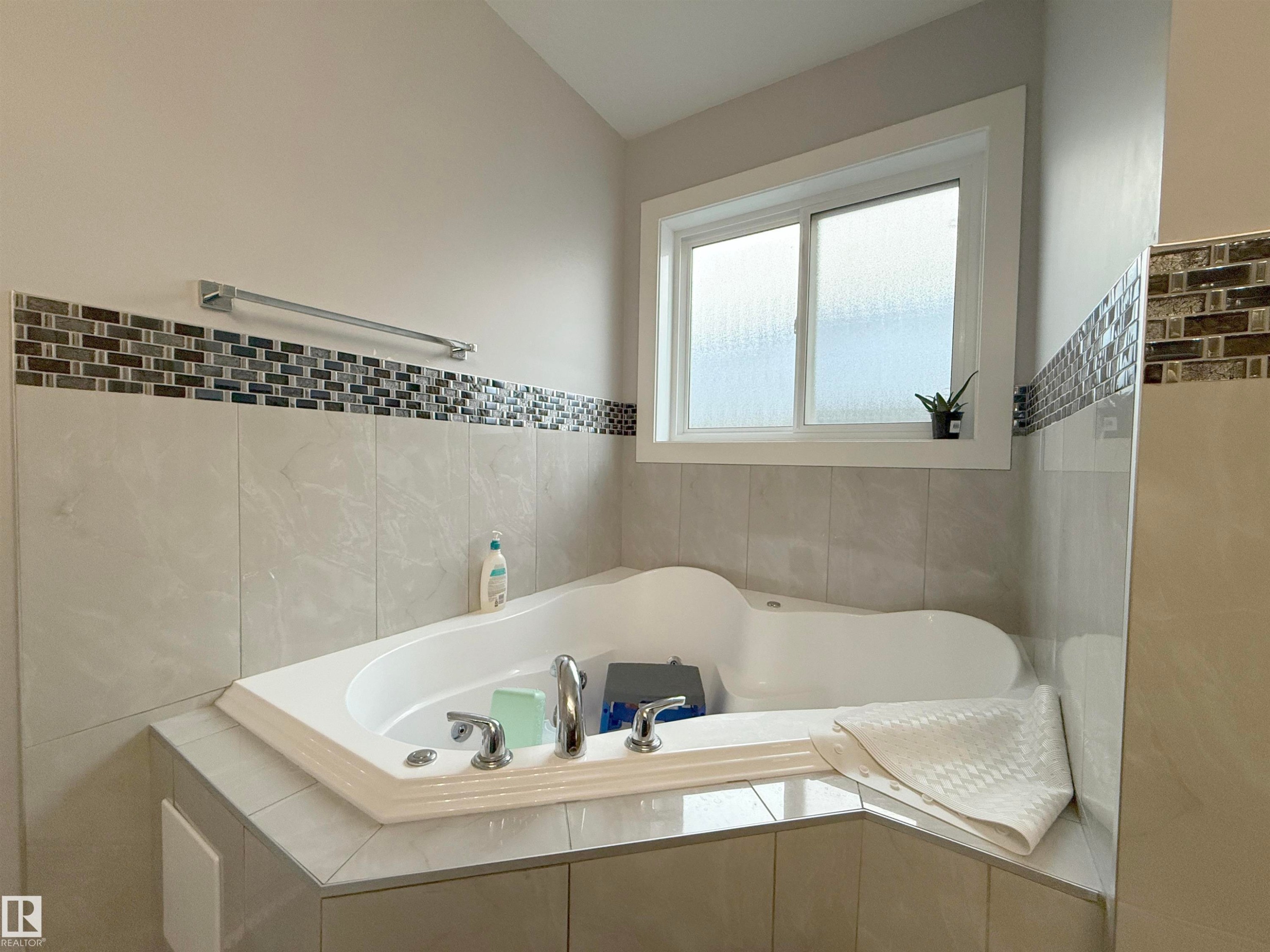 3107 13 Avenue, Edmonton, AB - Indoor Photo Showing Bathroom