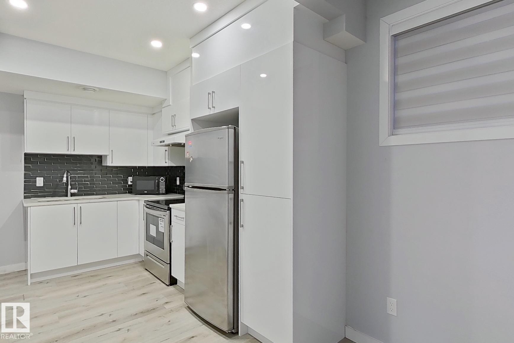 3107 13 Avenue, Edmonton, AB - Indoor Photo Showing Kitchen