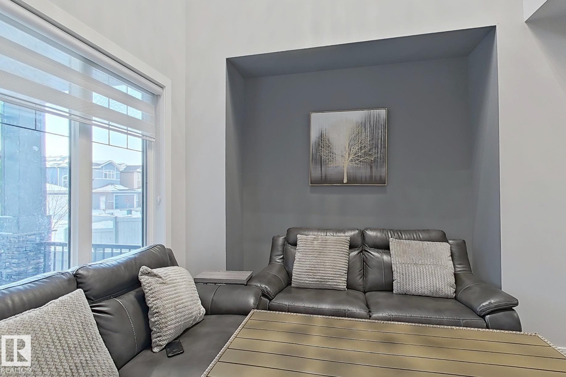 3107 13 Avenue, Edmonton, AB - Indoor Photo Showing Living Room