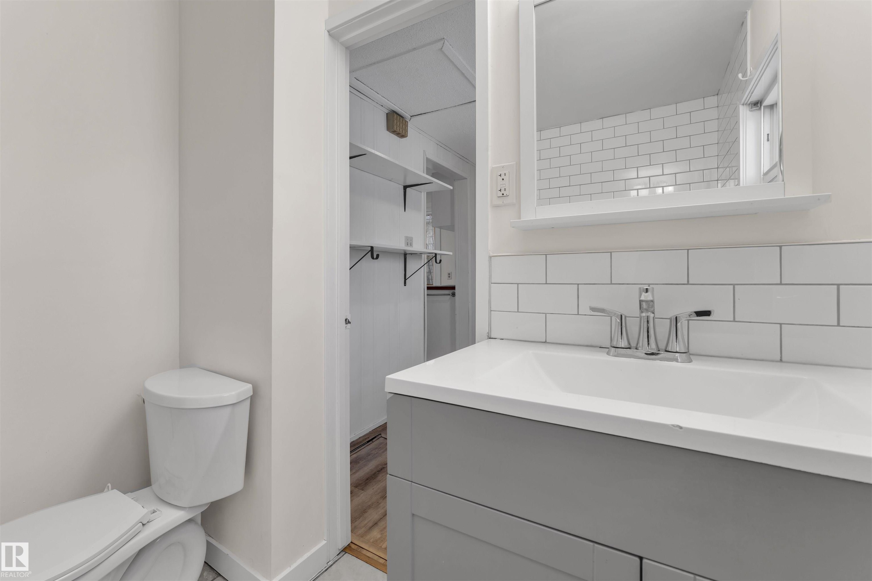 10657 64 Avenue, Edmonton, AB - Indoor Photo Showing Bathroom