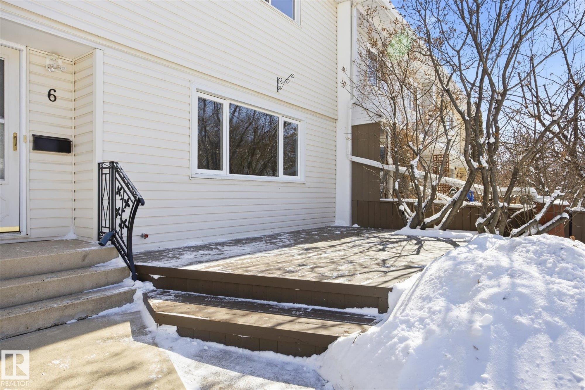 The property features a private deck area, a front entrance with concrete steps, and white siding - 6 Garden Crescent, St. Albert, AB - Outdoor With Exterior