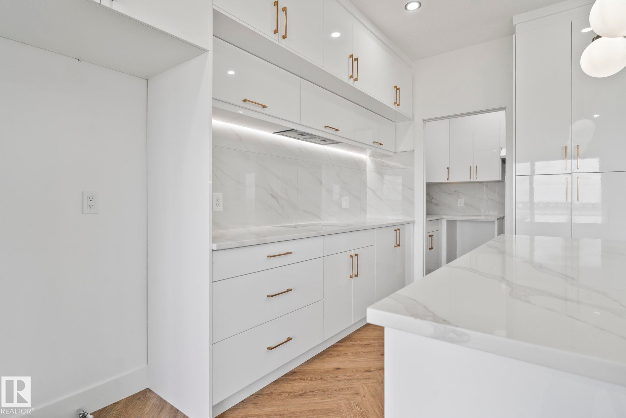 2904 1 Avenue, Edmonton, AB - Indoor Photo Showing Other Room