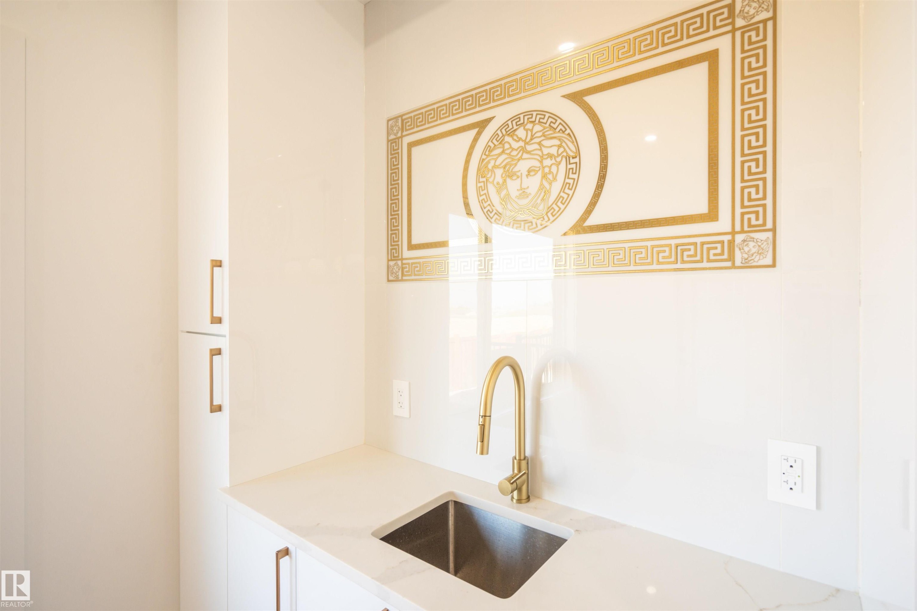 2904 1 Avenue, Edmonton, AB - Indoor Photo Showing Kitchen