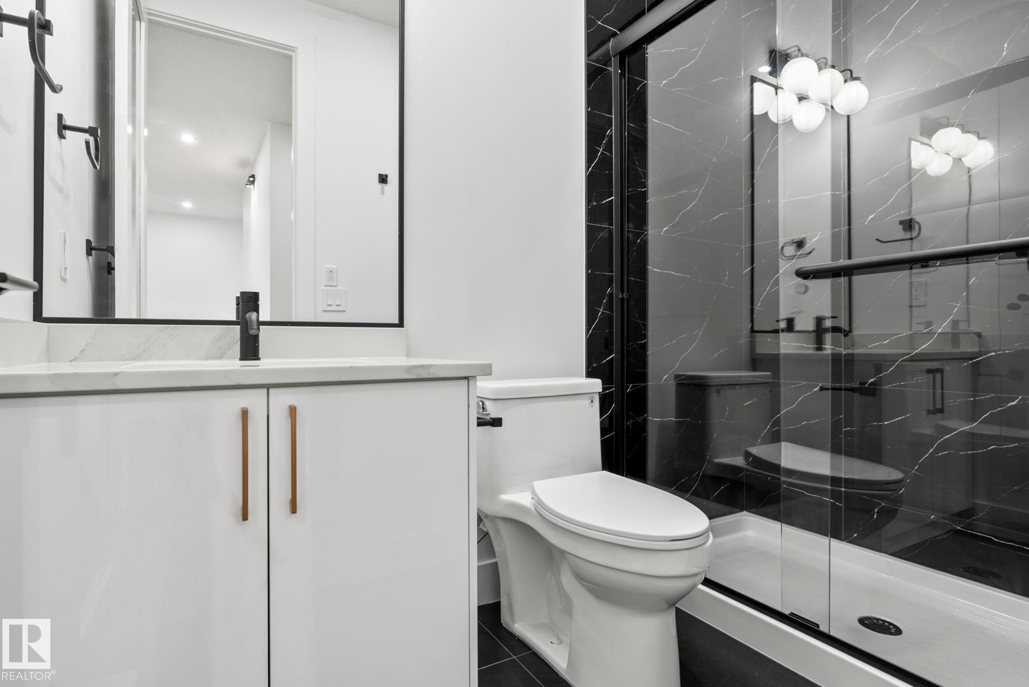2904 1 Avenue, Edmonton, AB - Indoor Photo Showing Bathroom