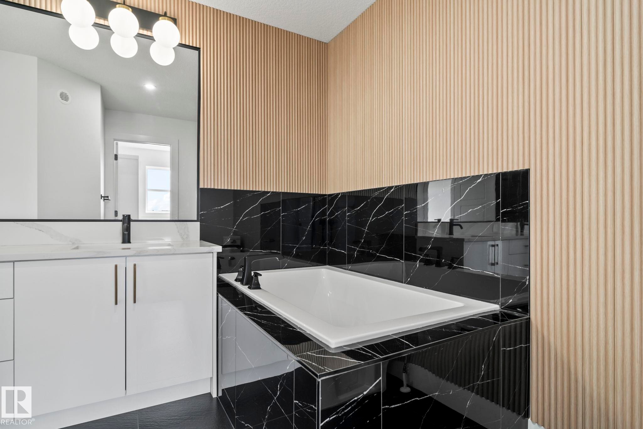2904 1 Avenue, Edmonton, AB - Indoor Photo Showing Bathroom