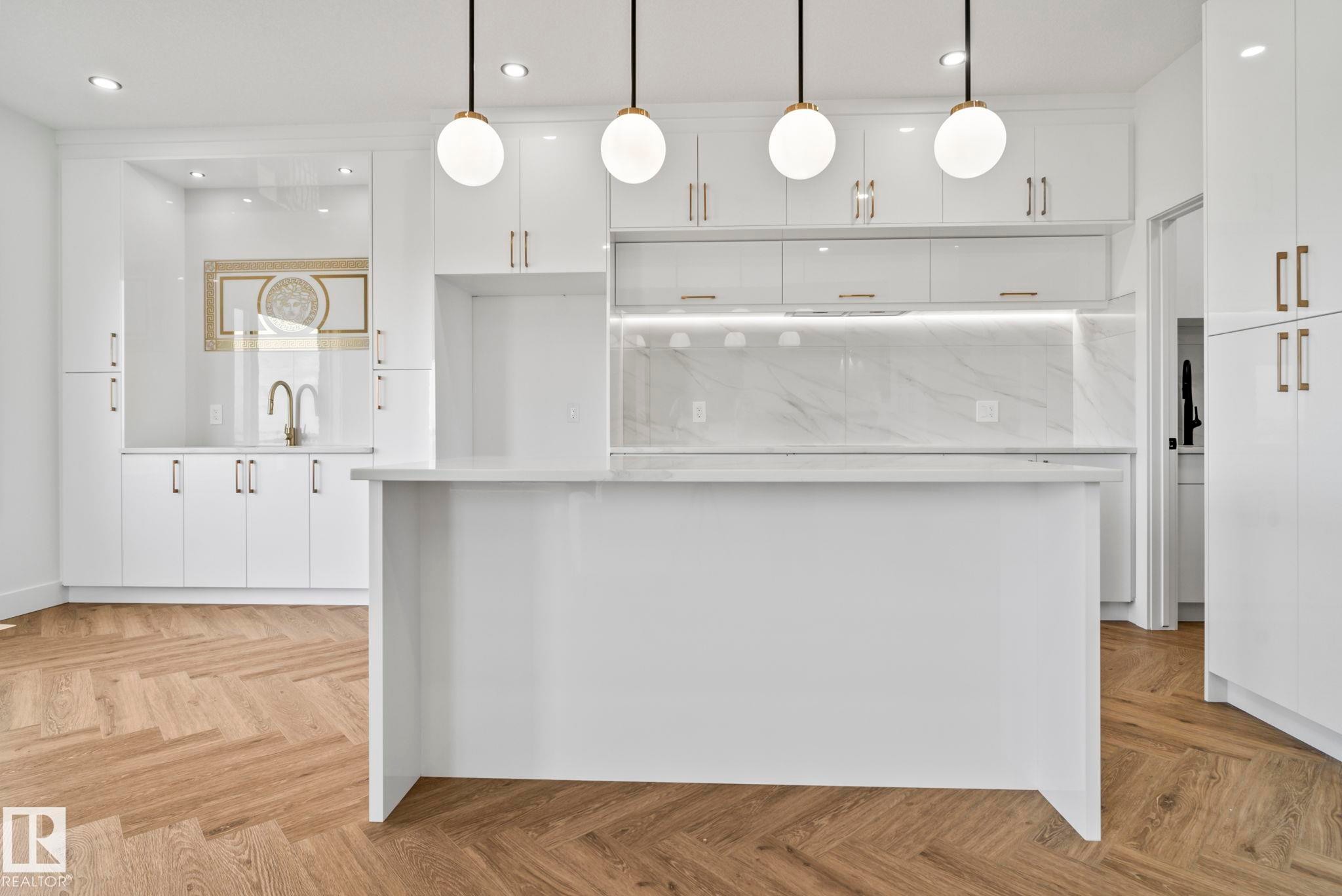 2904 1 Avenue, Edmonton, AB - Indoor Photo Showing Kitchen