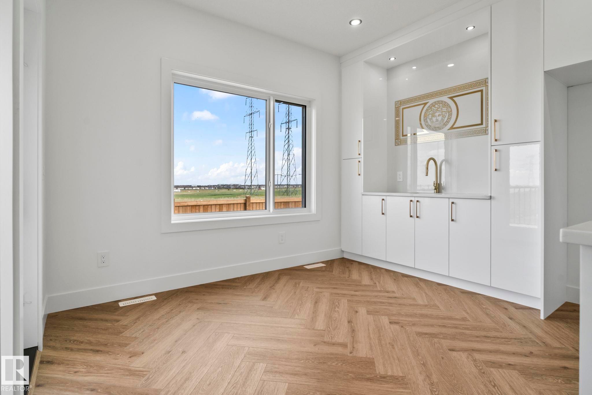 2904 1 Avenue, Edmonton, AB - Indoor Photo Showing Other Room
