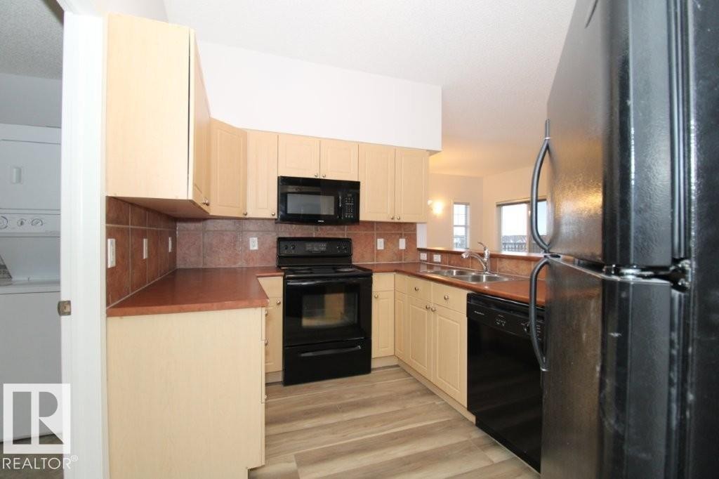 414 5280 Terwillegar Boulevard, Edmonton, AB - Indoor Photo Showing Kitchen With Double Sink