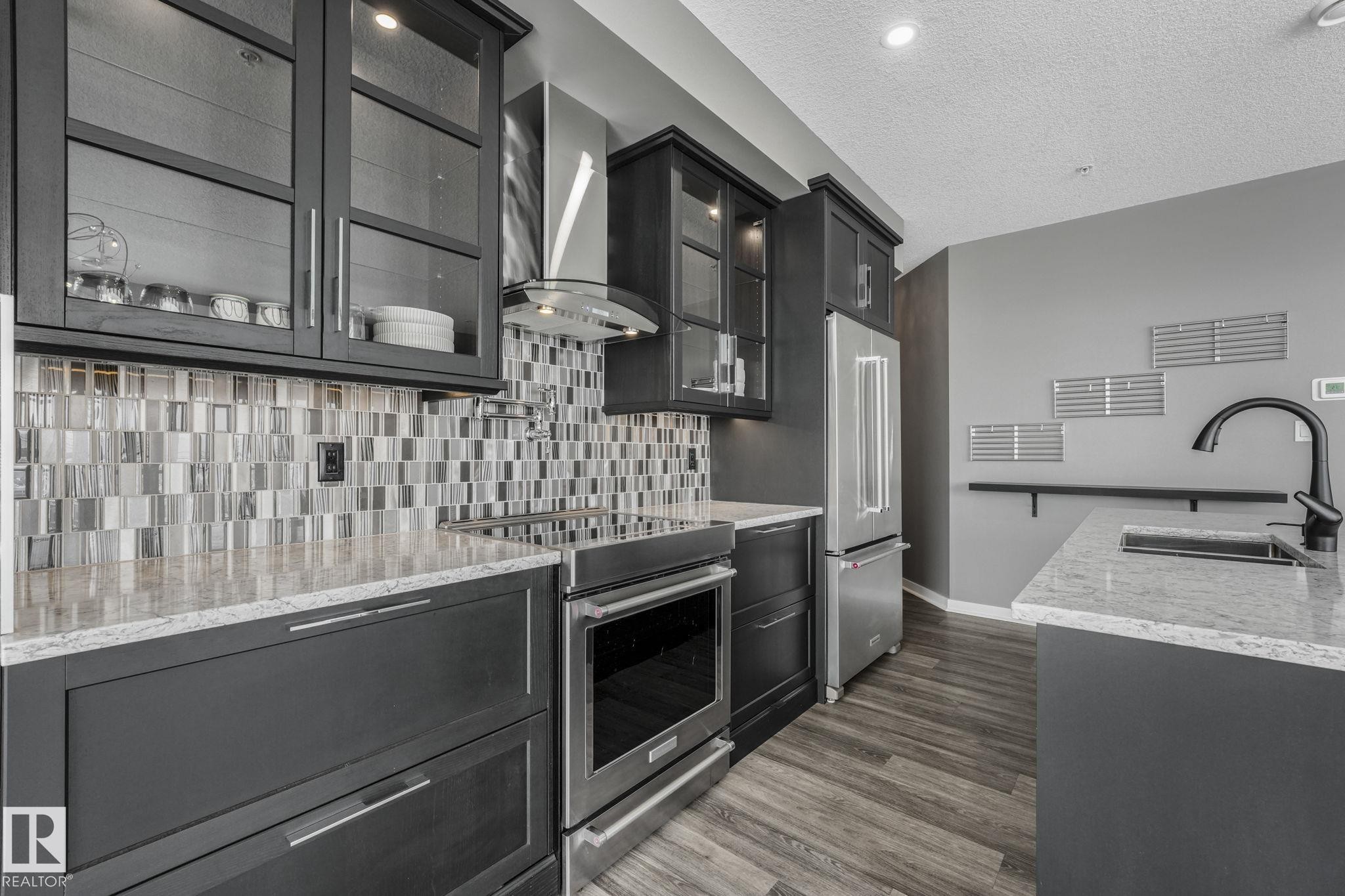 412 10518 113 Street, Edmonton, AB - Indoor Photo Showing Kitchen With Upgraded Kitchen