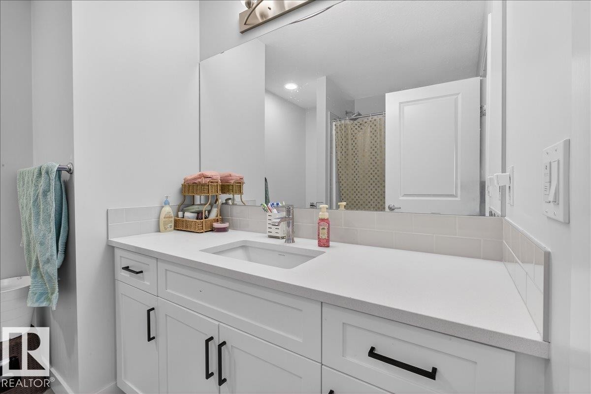 1120 Plum Ln, Edmonton, AB - Indoor Photo Showing Bathroom