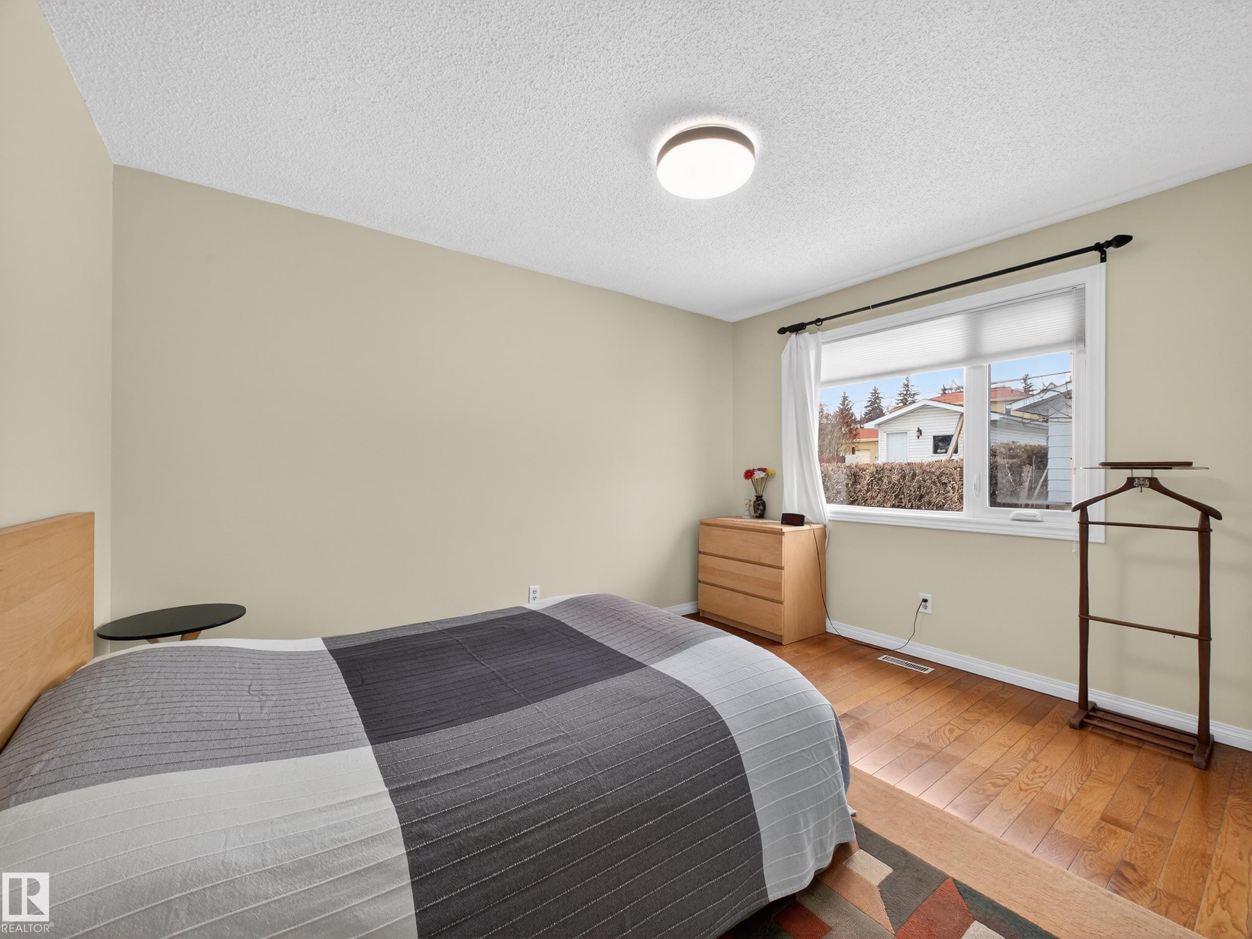 8906 83 Avenue, Edmonton, AB - Indoor Photo Showing Bedroom