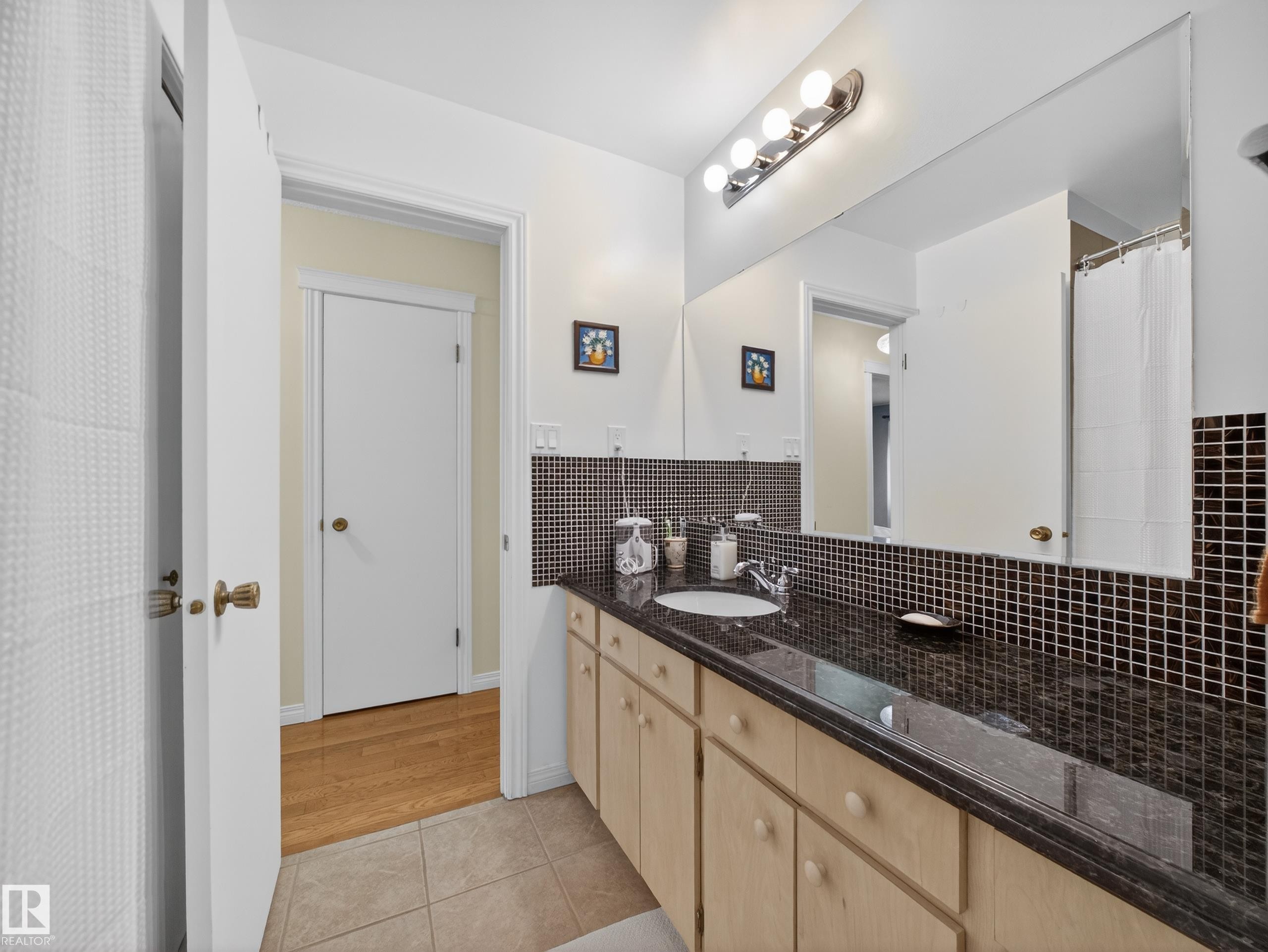 8906 83 Avenue, Edmonton, AB - Indoor Photo Showing Bathroom