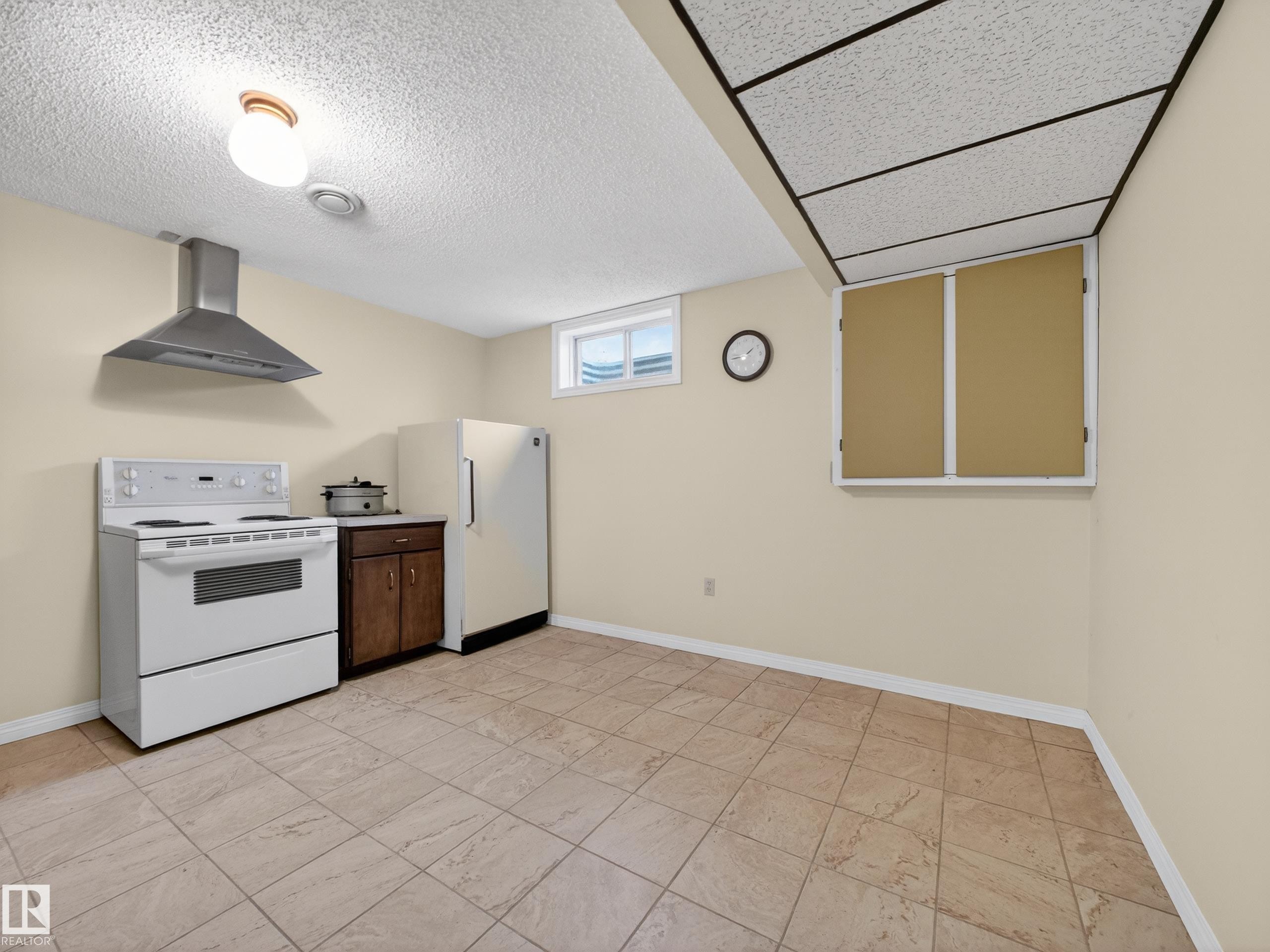 8906 83 Avenue, Edmonton, AB - Indoor Photo Showing Kitchen