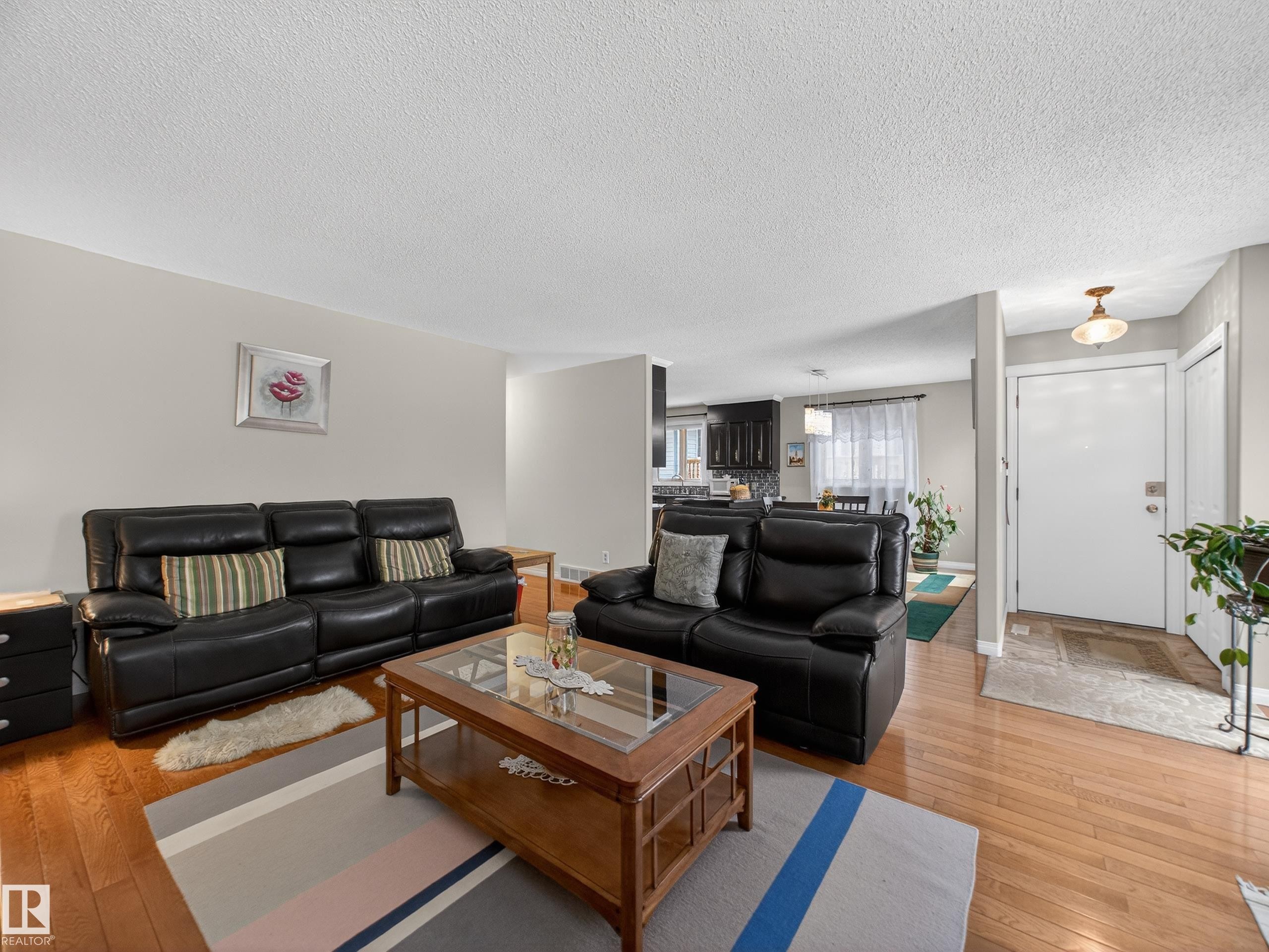 8906 83 Avenue, Edmonton, AB - Indoor Photo Showing Living Room