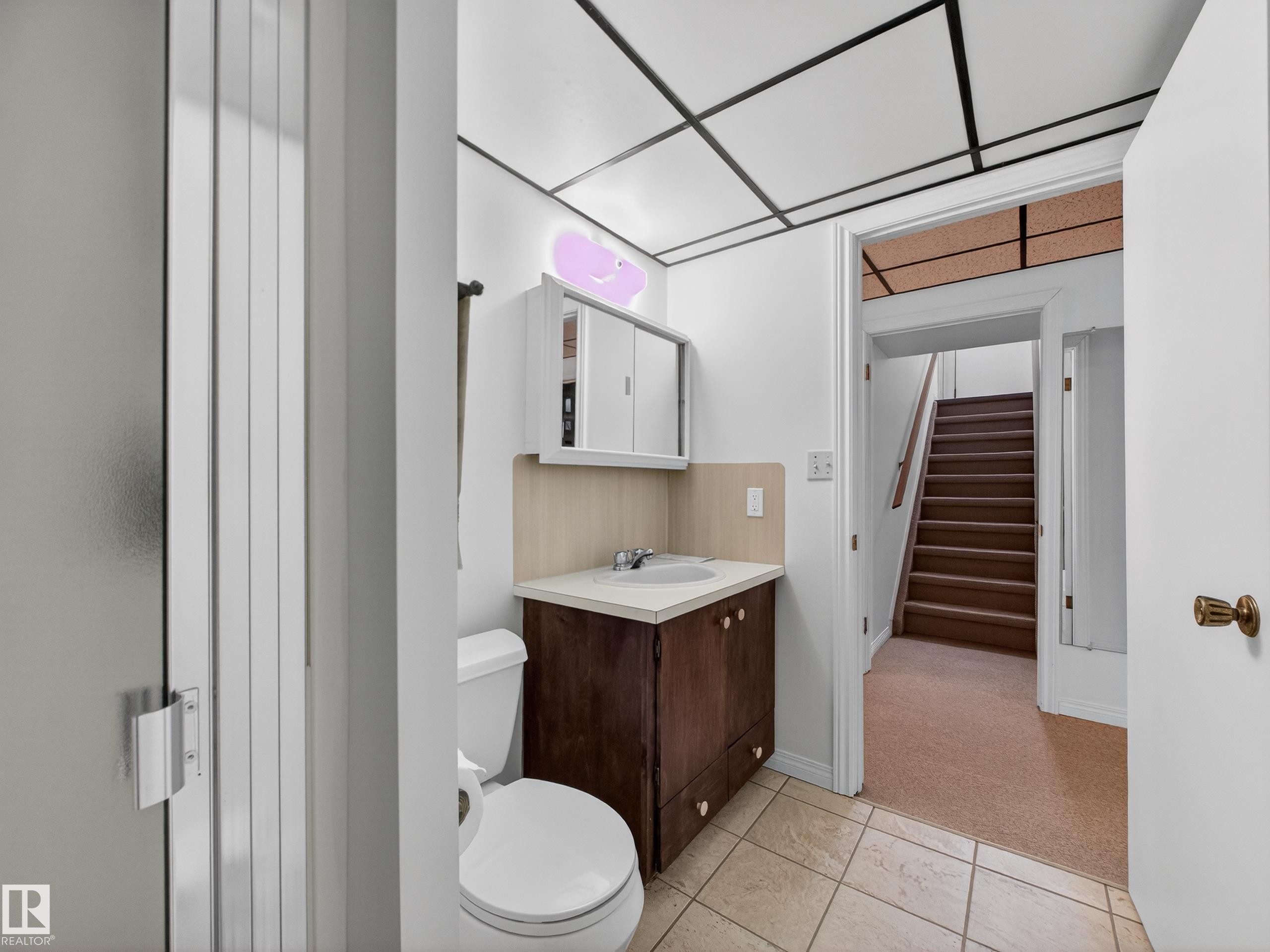 8906 83 Avenue, Edmonton, AB - Indoor Photo Showing Bathroom