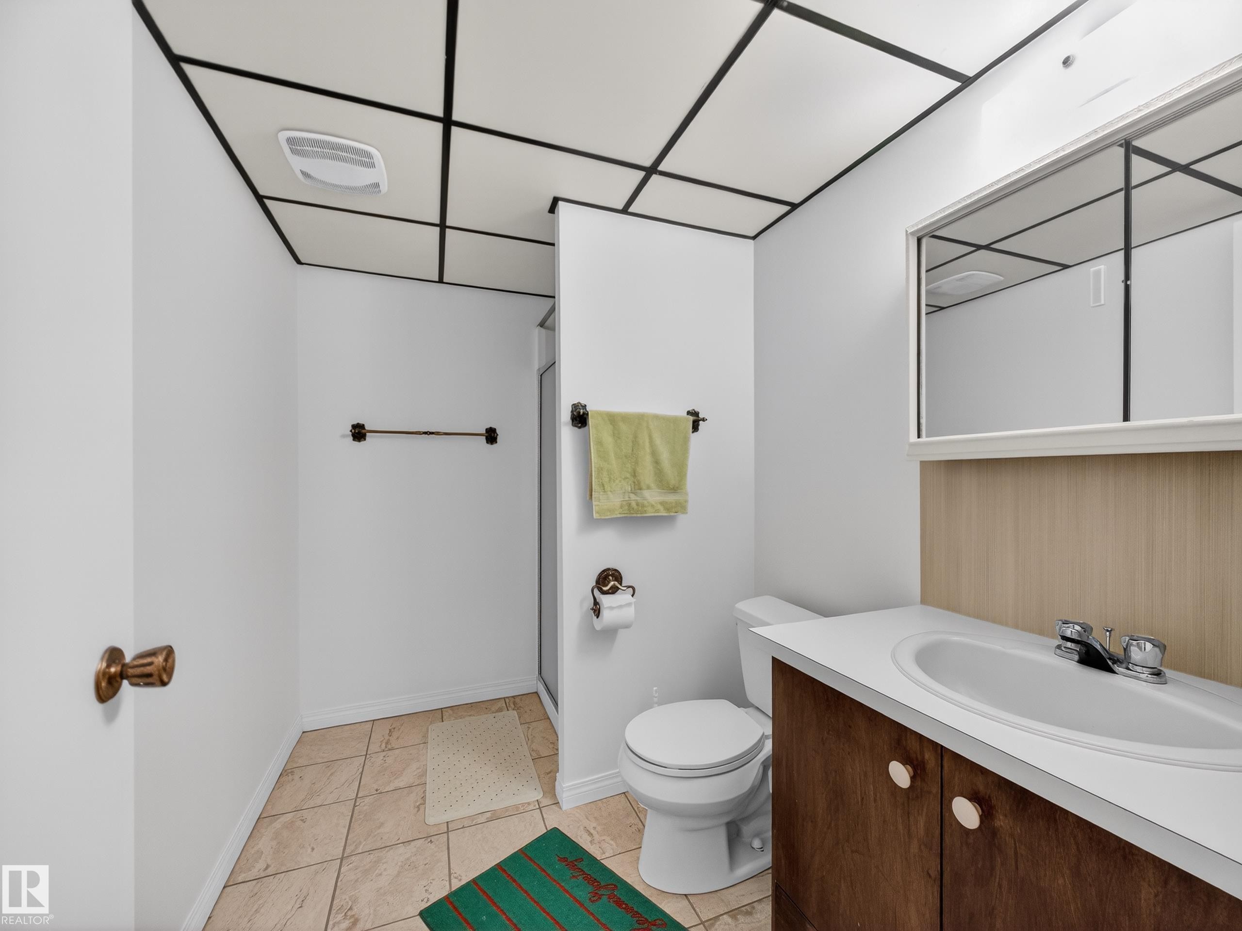 8906 83 Avenue, Edmonton, AB - Indoor Photo Showing Bathroom