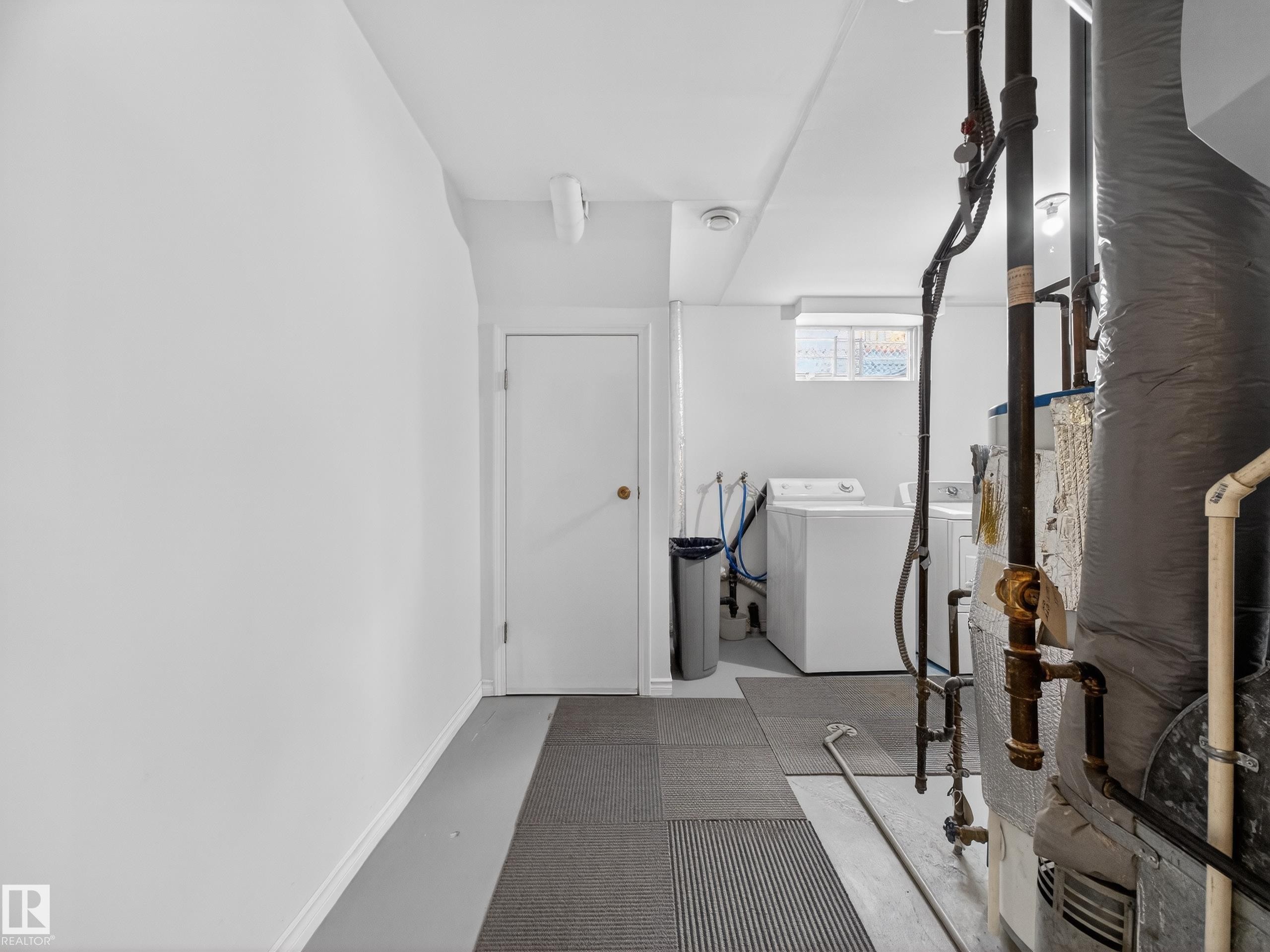 8906 83 Avenue, Edmonton, AB - Indoor