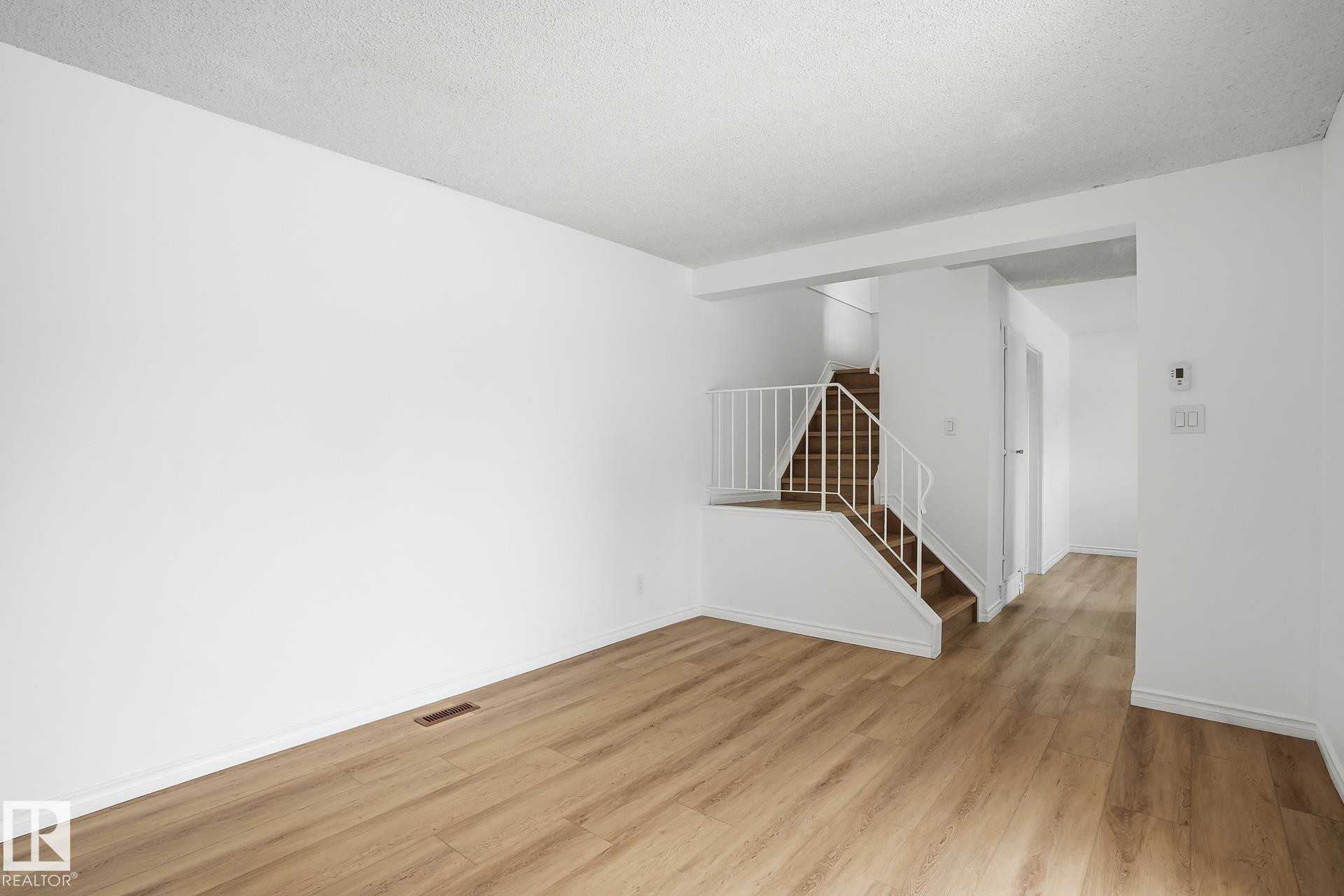 202 Kaskitayo Crest, Edmonton, AB - Indoor Photo Showing Other Room