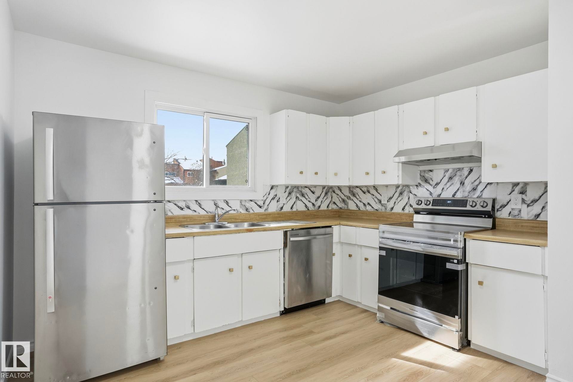 202 Kaskitayo Crest, Edmonton, AB - Indoor Photo Showing Kitchen With Double Sink