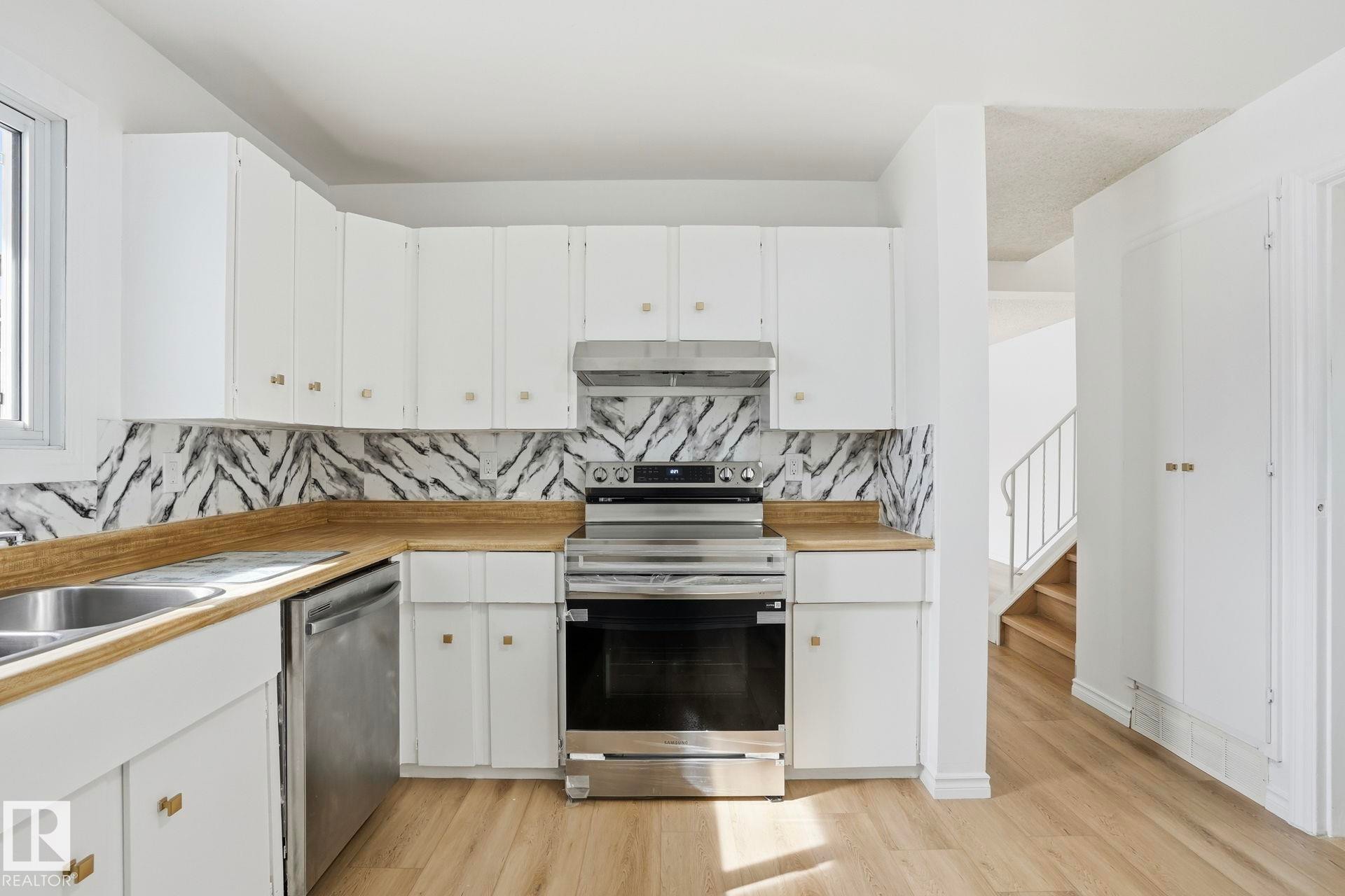 202 Kaskitayo Crest, Edmonton, AB - Indoor Photo Showing Kitchen