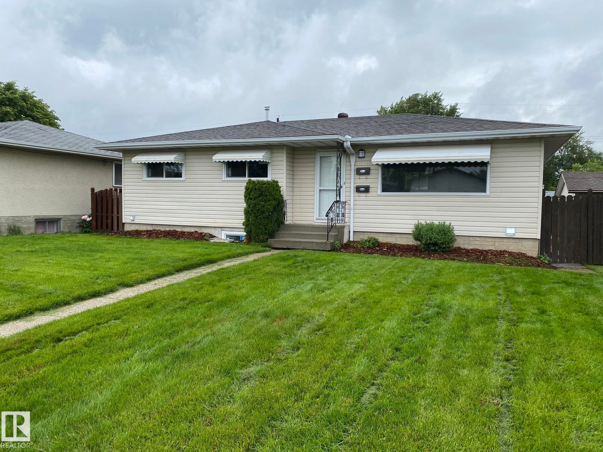 13527 70 Street, Edmonton, AB - Outdoor
