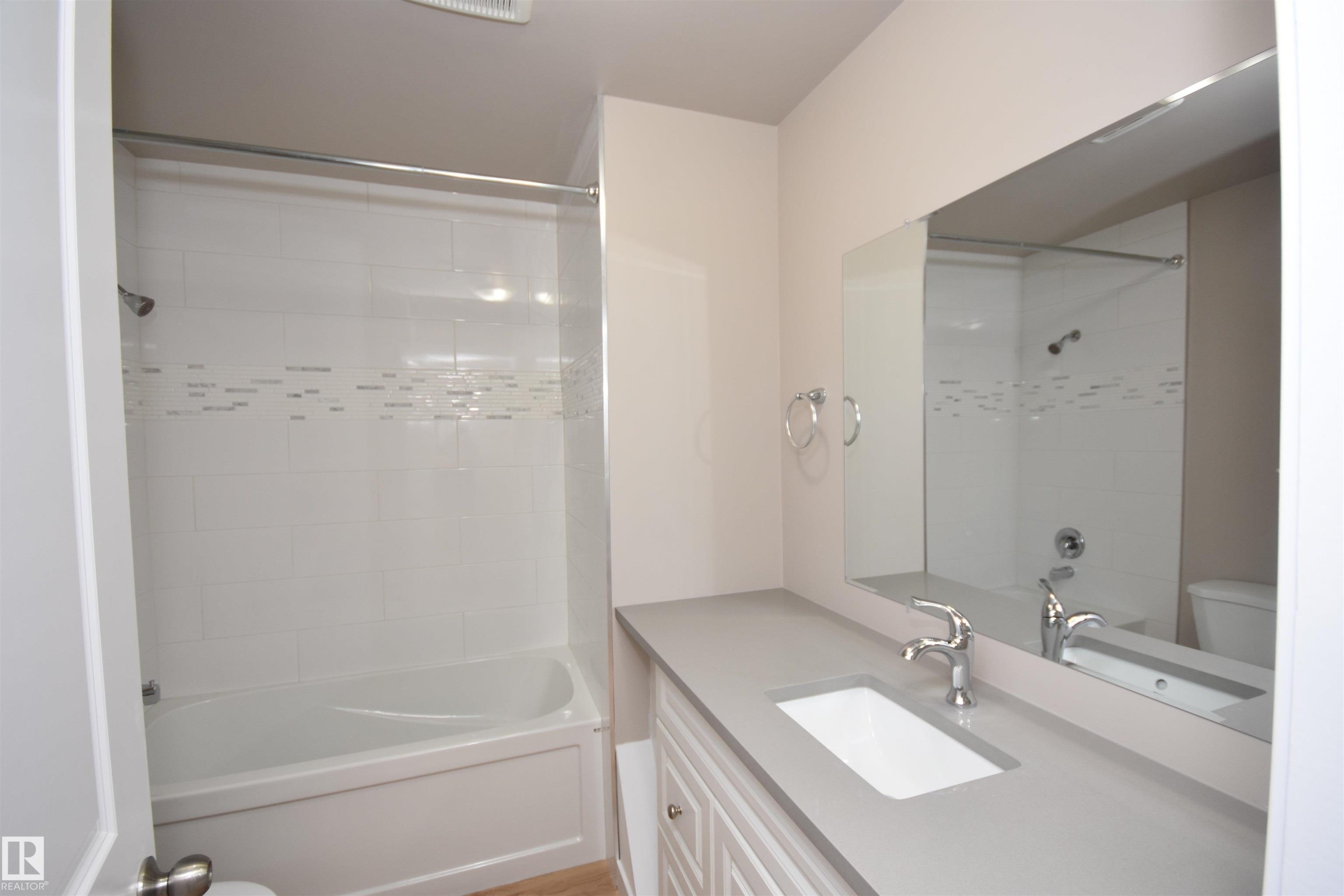 13527 70 Street, Edmonton, AB - Indoor Photo Showing Bathroom