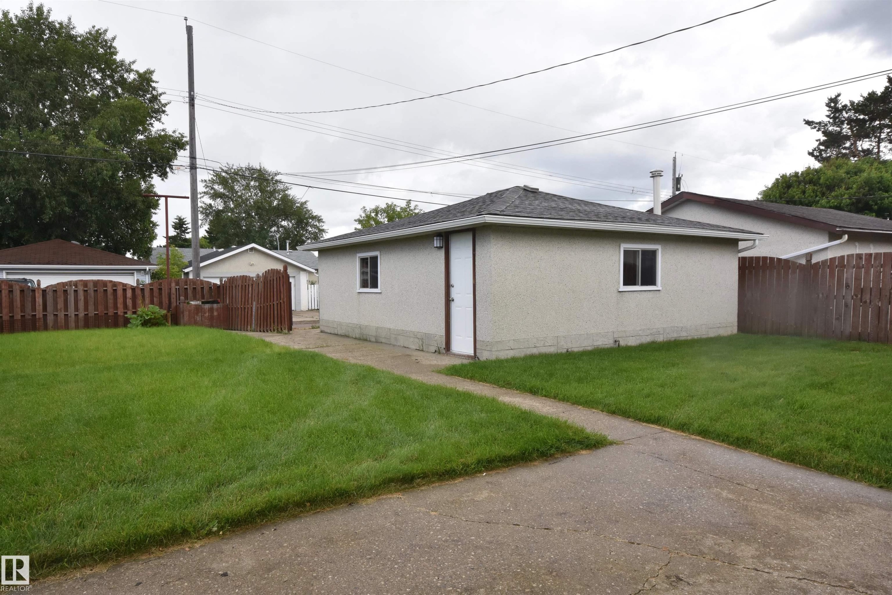 13527 70 Street, Edmonton, AB - Outdoor