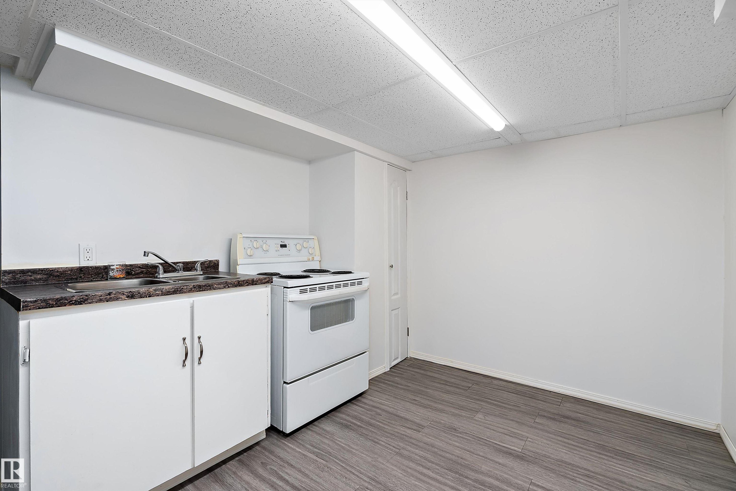 3706 131A Avenue, Edmonton, AB - Indoor Photo Showing Kitchen