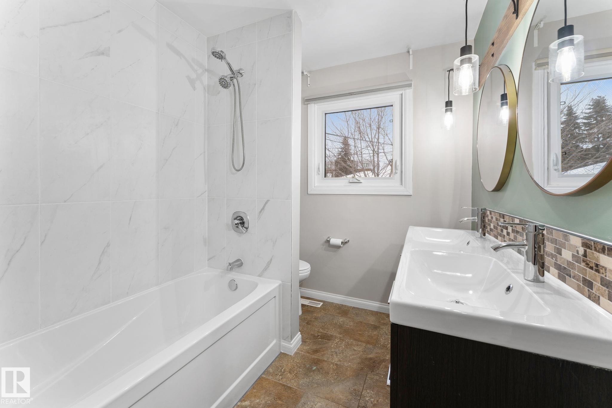 11712 48 Avenue, Edmonton, AB - Indoor Photo Showing Bathroom