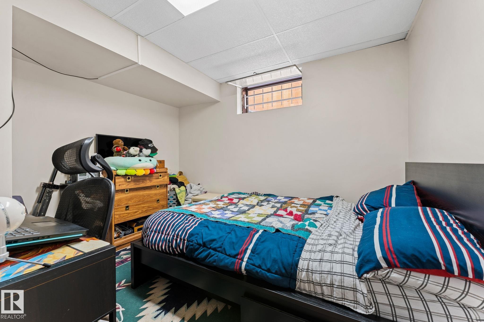 11712 48 Avenue, Edmonton, AB - Indoor Photo Showing Bedroom
