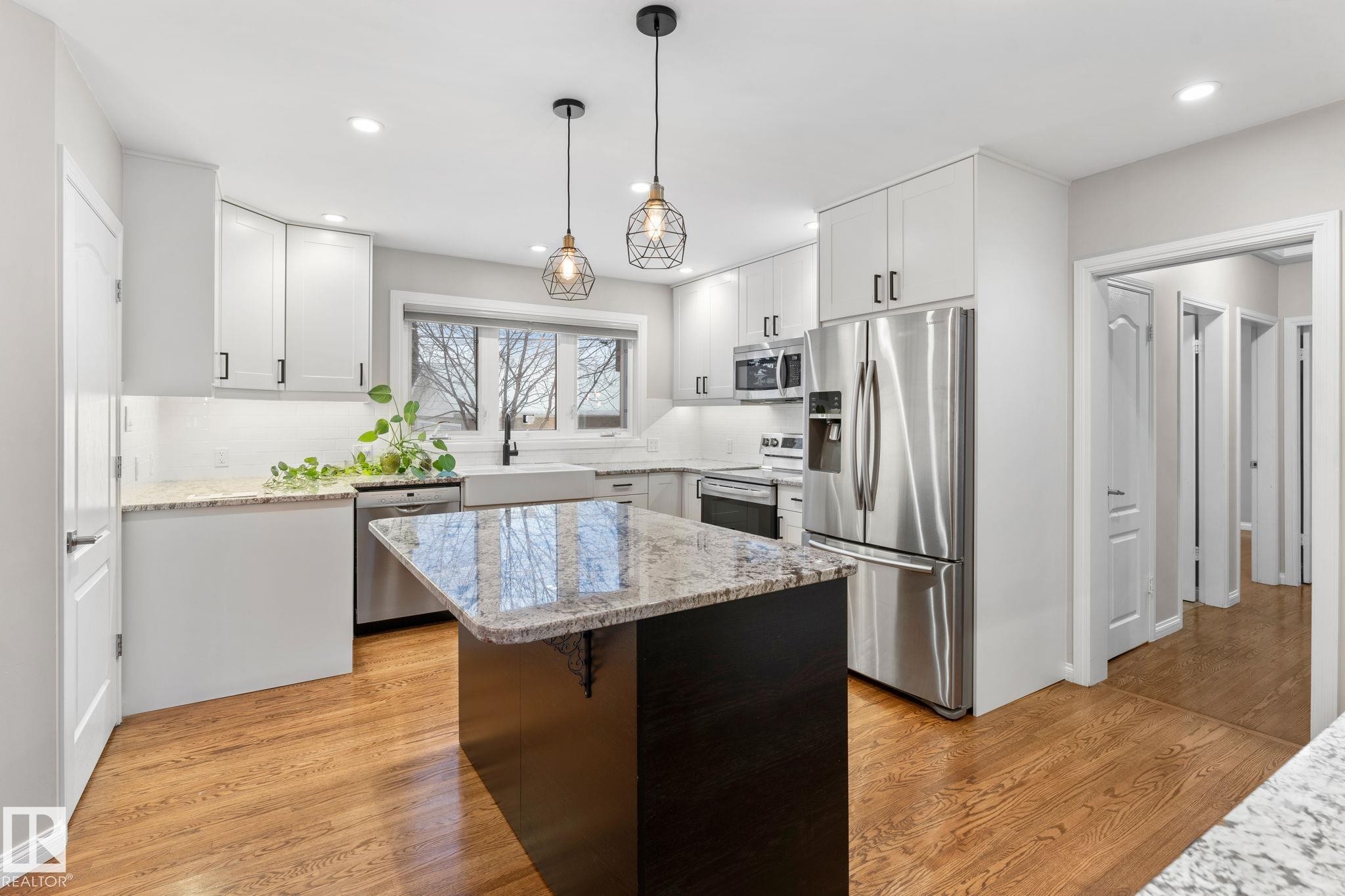 11712 48 Avenue, Edmonton, AB - Indoor Photo Showing Kitchen With Upgraded Kitchen