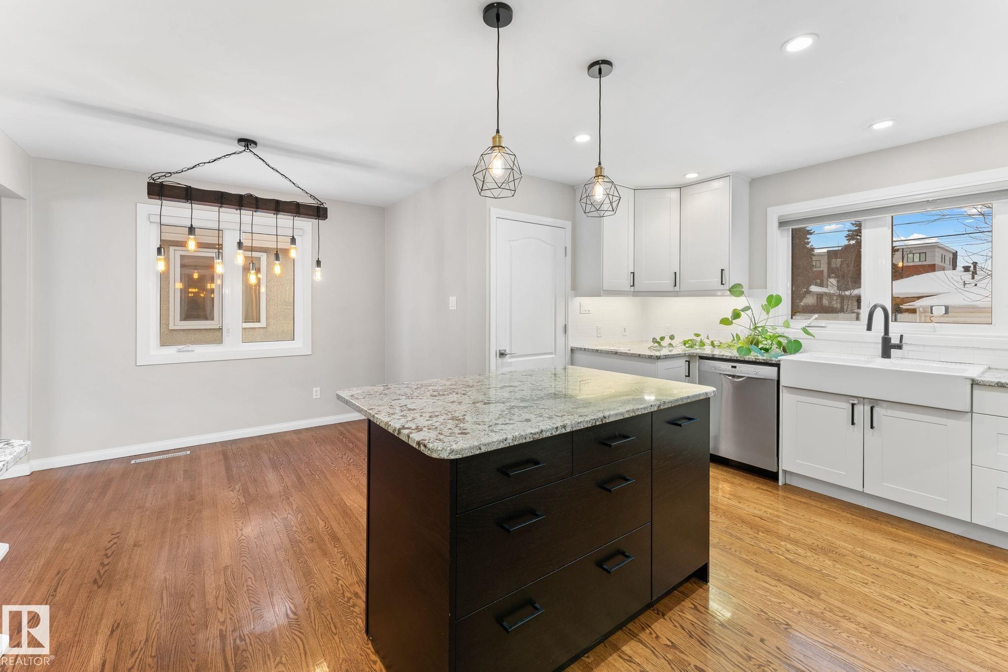 11712 48 Avenue, Edmonton, AB - Indoor Photo Showing Kitchen With Upgraded Kitchen