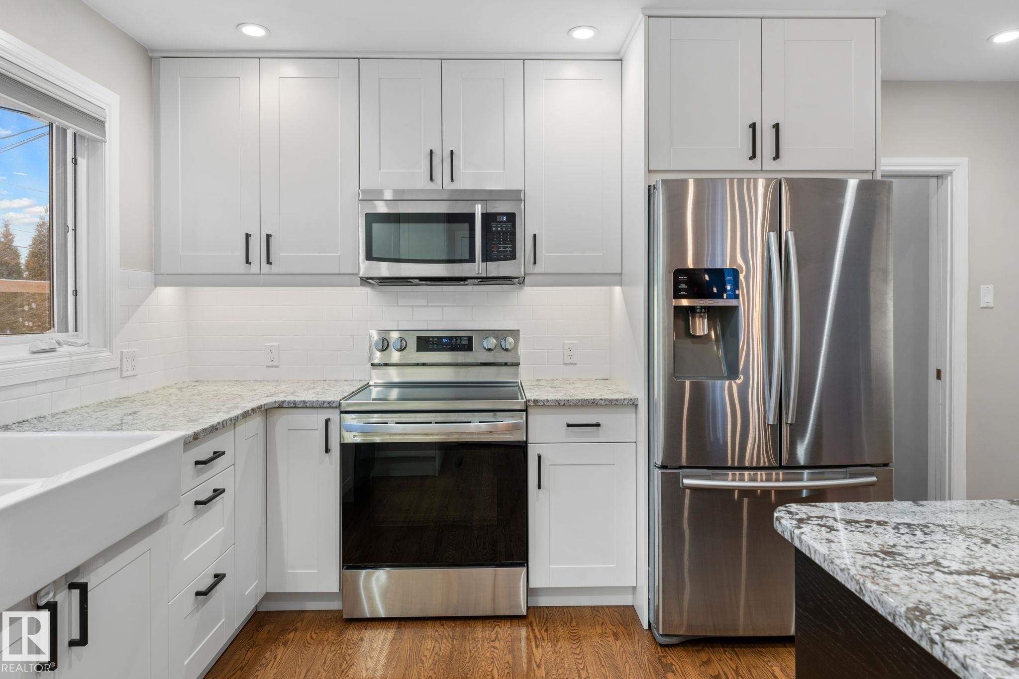 11712 48 Avenue, Edmonton, AB - Indoor Photo Showing Kitchen With Upgraded Kitchen