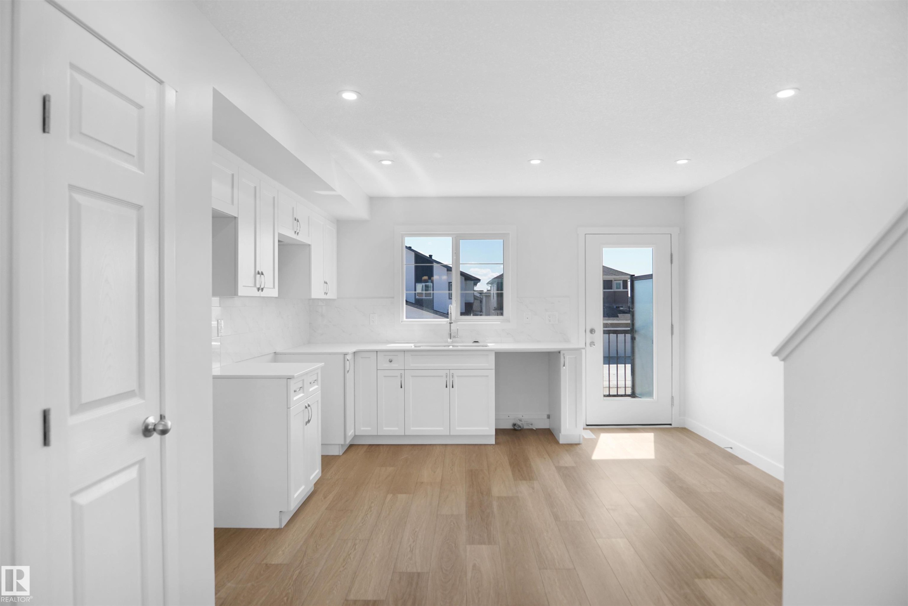 936 19 Avenue, Edmonton, AB - Indoor Photo Showing Kitchen