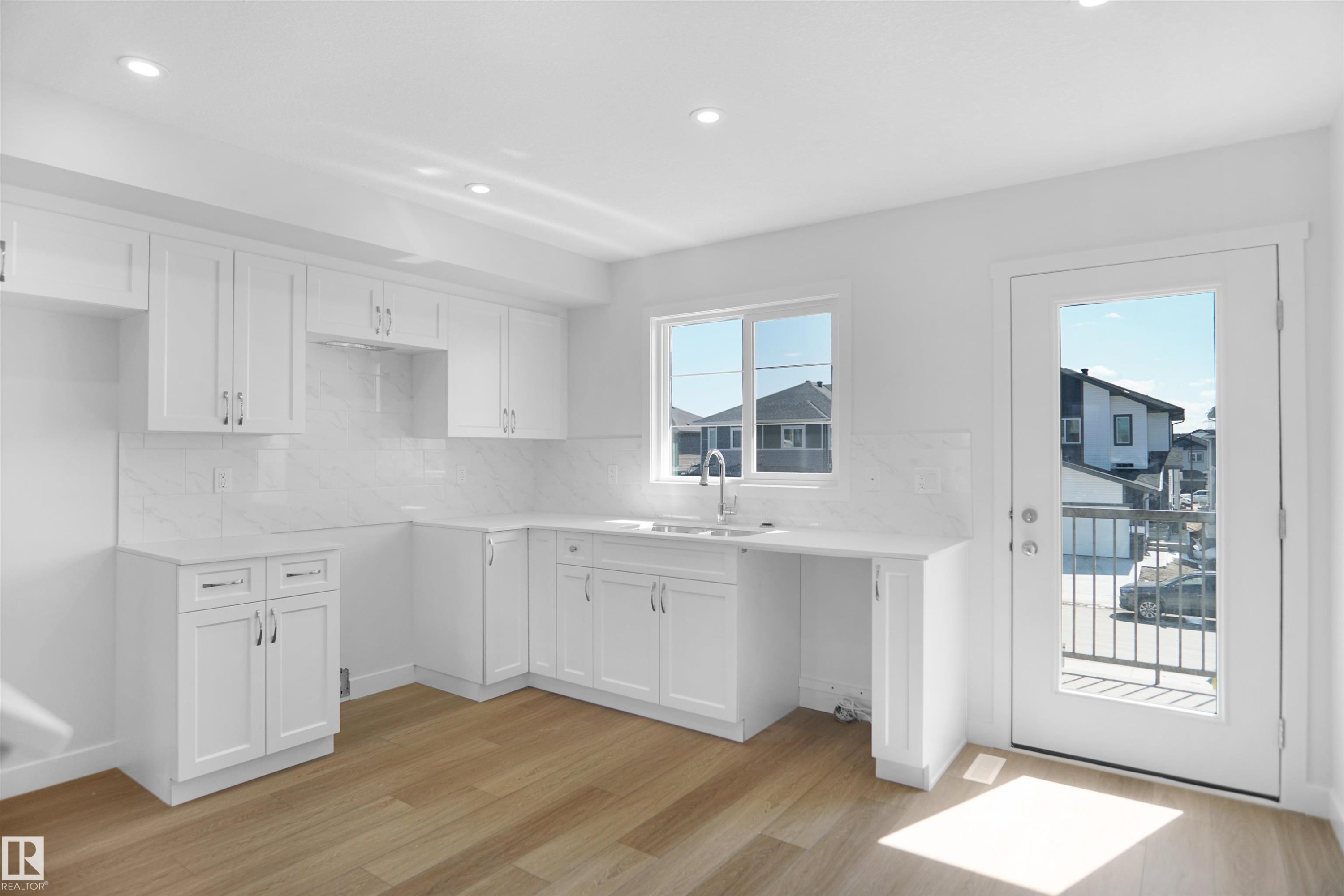 936 19 Avenue, Edmonton, AB - Indoor Photo Showing Kitchen