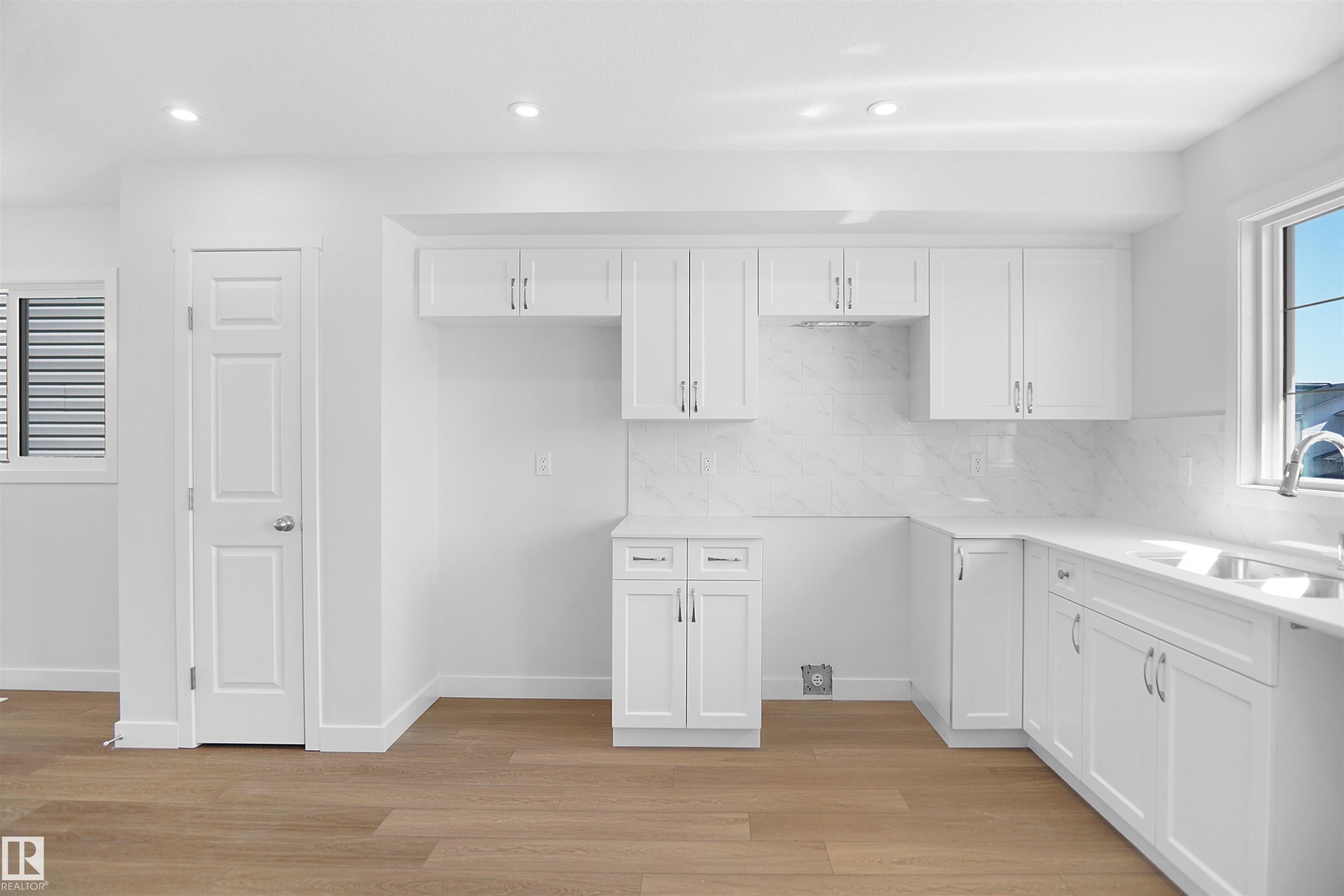 936 19 Avenue, Edmonton, AB - Indoor Photo Showing Kitchen