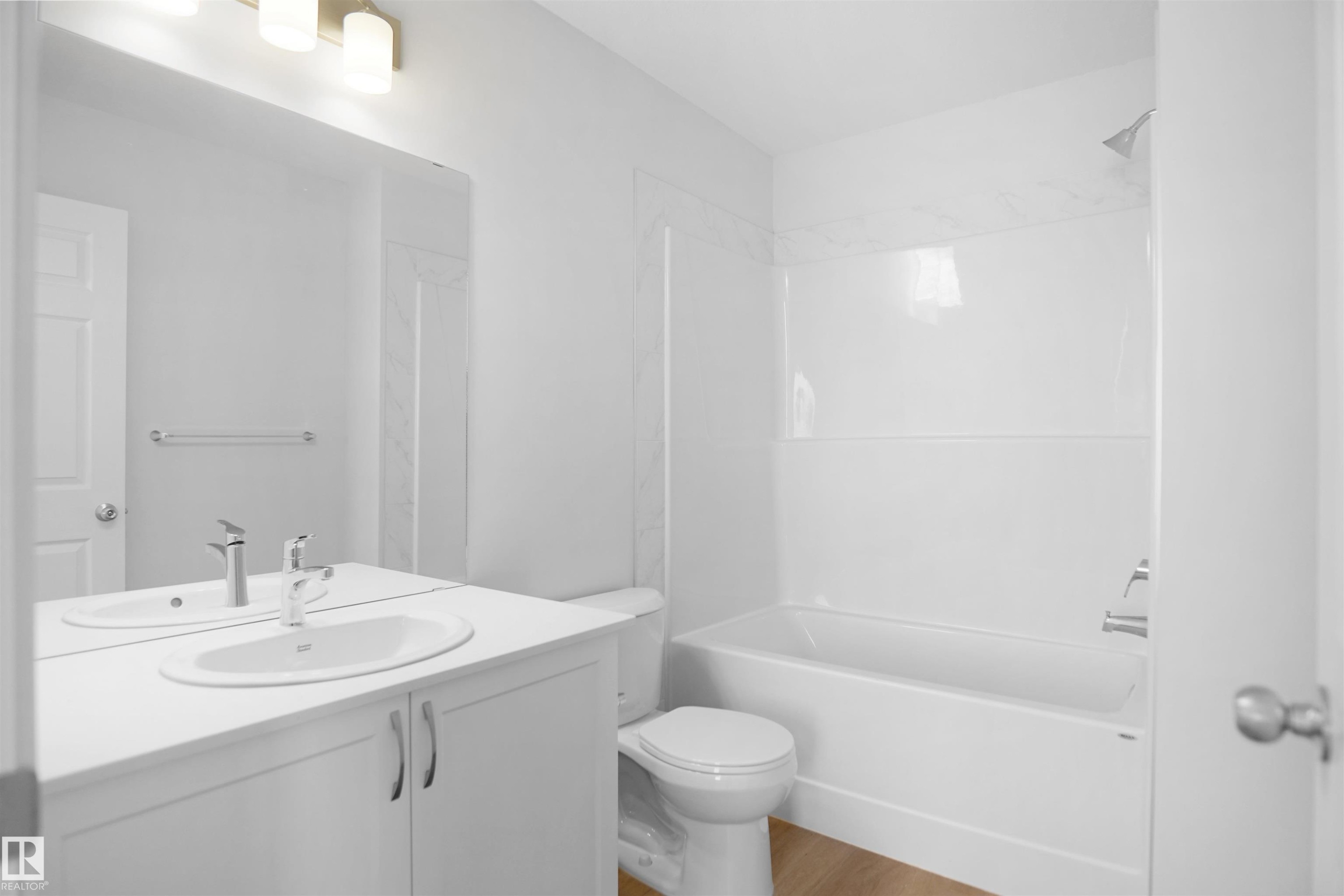 936 19 Avenue, Edmonton, AB - Indoor Photo Showing Bathroom